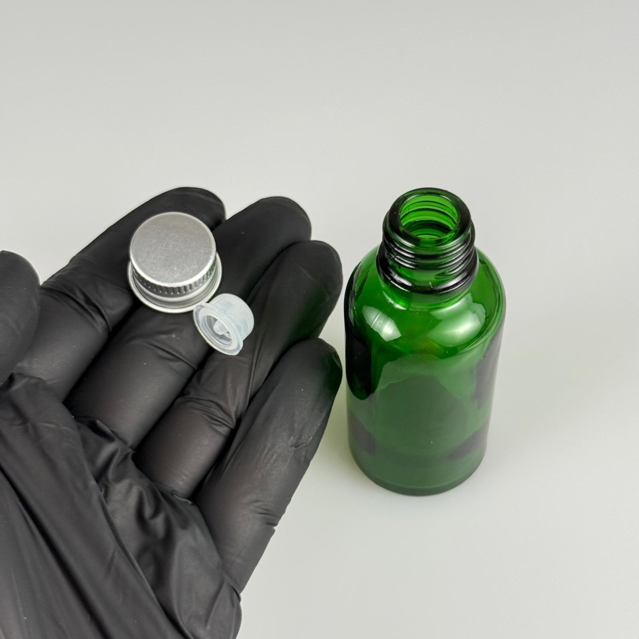 30 CC YEŞİL CAM ŞİŞE + KÖPÜK CONTALI GÜMÜŞ ALÜMİNYUM METAL KAPAKLI + DAMLALIKLI KOLONYA TIPALI TAKIM - 30 ML YEŞİL CAM ŞİŞE
