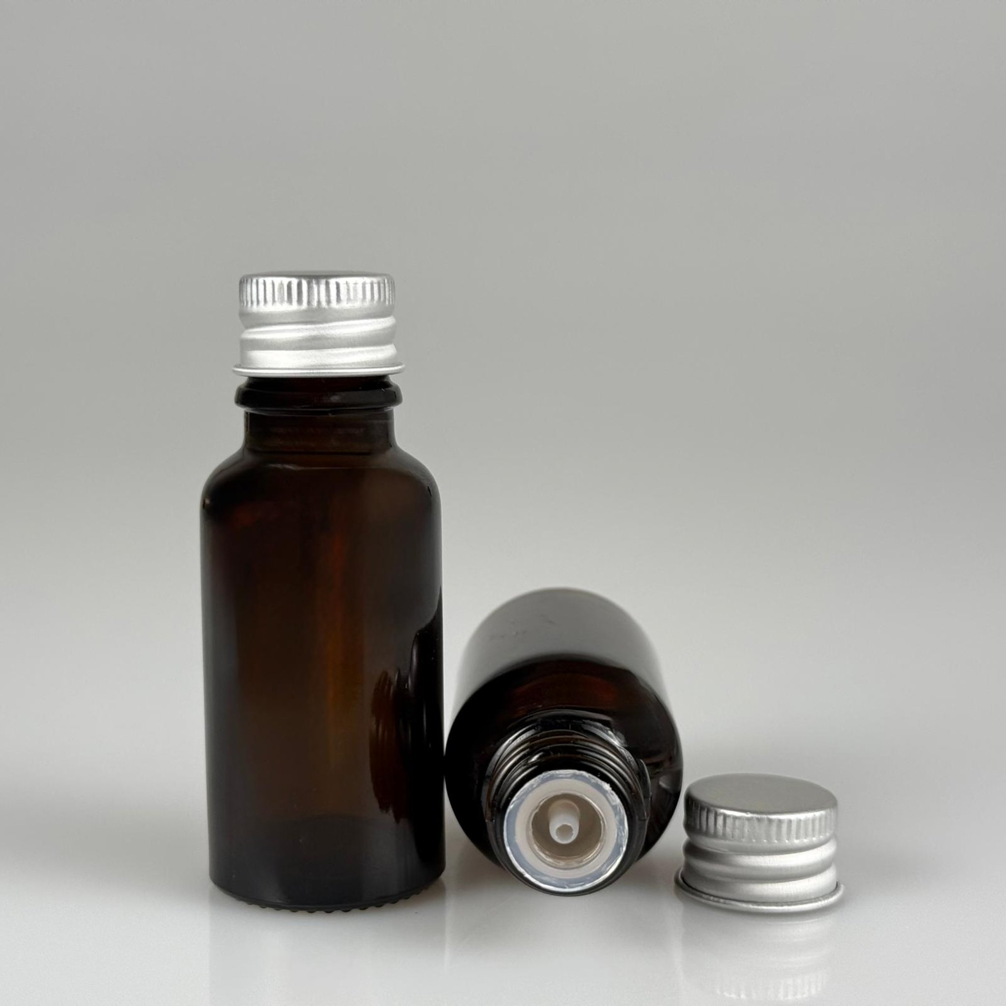 20 CC AMBER CAM ŞİŞE + KÖPÜK CONTALI GÜMÜŞ ALÜMİNYUM METAL KAPAKLI + DAMLALIKLI KOLONYA TIPALI TAKIM - 20 ML KAHVERENGİ CAM ŞİŞE
