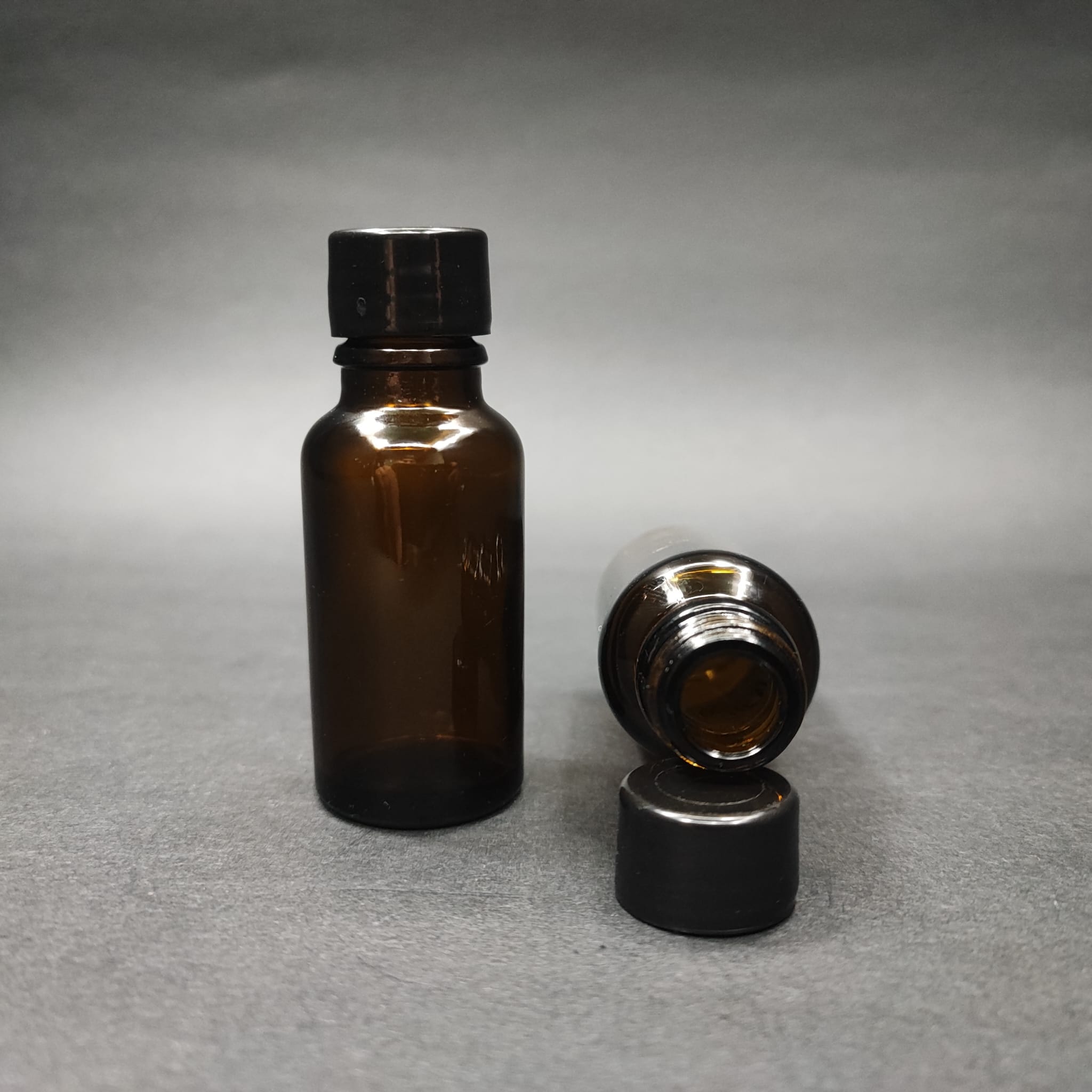 20 CC AMBER CAM ŞİŞE + KENDİNDEN CONTALI SIZDIRMAZ SİYAH KAPAK - 20 ML KAPAKLI KAHVERENGİ CAM ŞİŞE