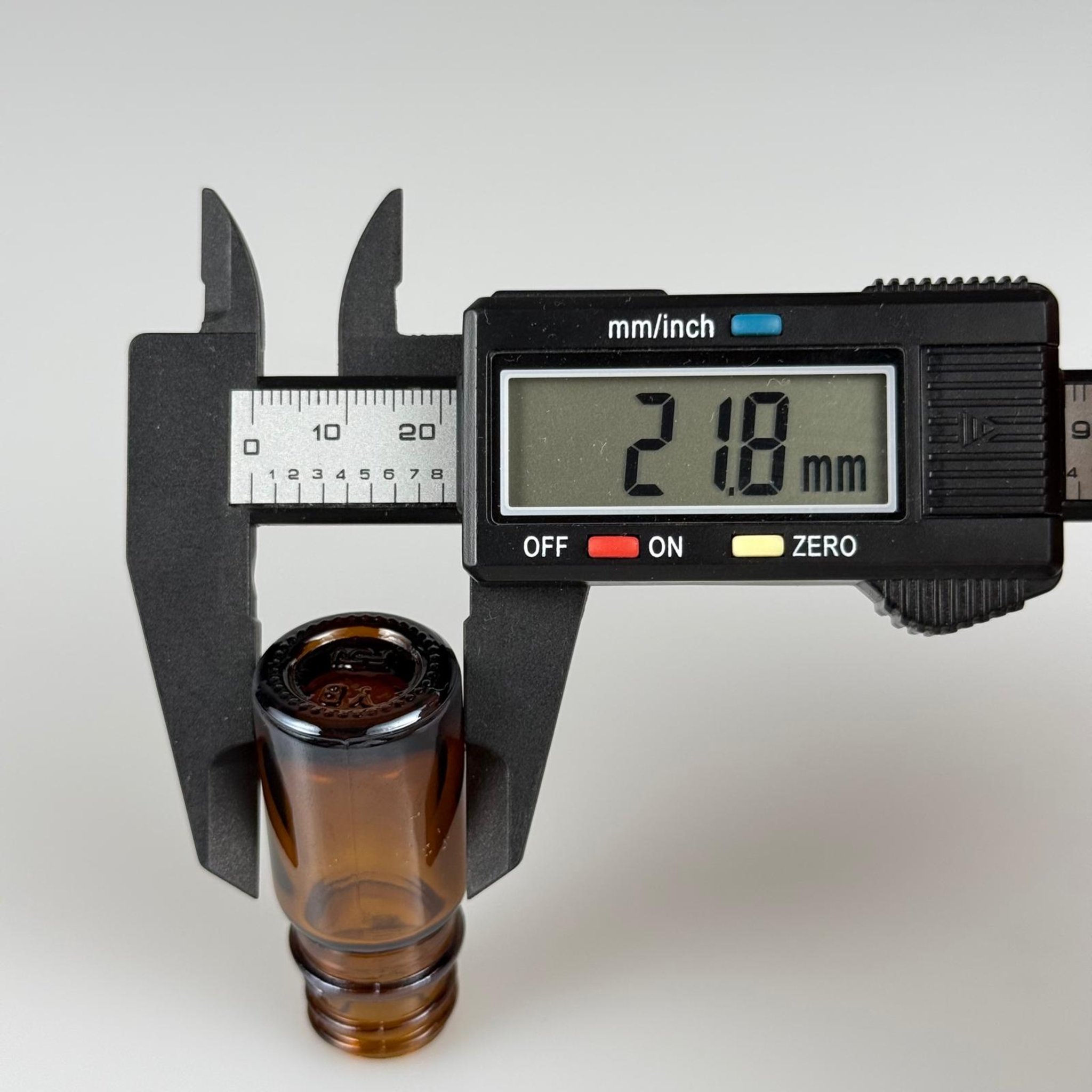 5 CC AMBER CAM ŞİŞE + KÖPÜK CONTALI SİYAH ALÜMİNYUM METAL KAPAKLI + KOLONYA TIPALI TAKIM - 5 ML KAHVERENGİCAM ŞİŞE