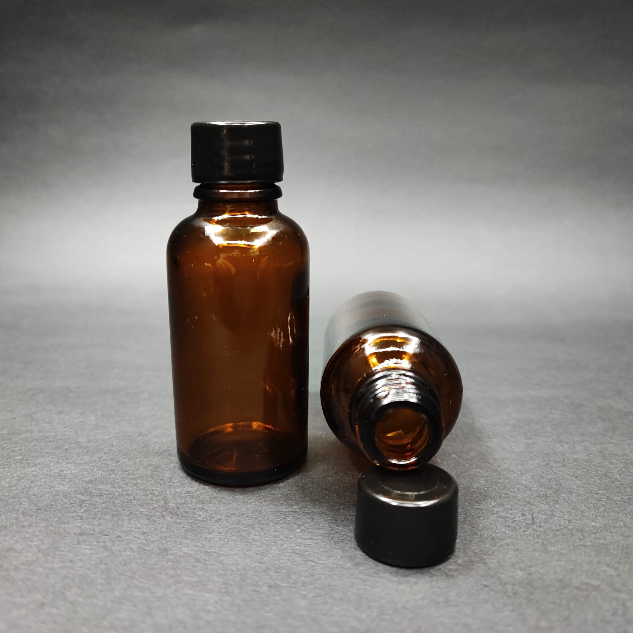 30 CC AMBER CAM ŞİŞE + KENDİNDEN CONTALI SIZDIRMAZ SİYAH KAPAK - 30 ML KAPAKLI KAHVERENGİ CAM ŞİŞE