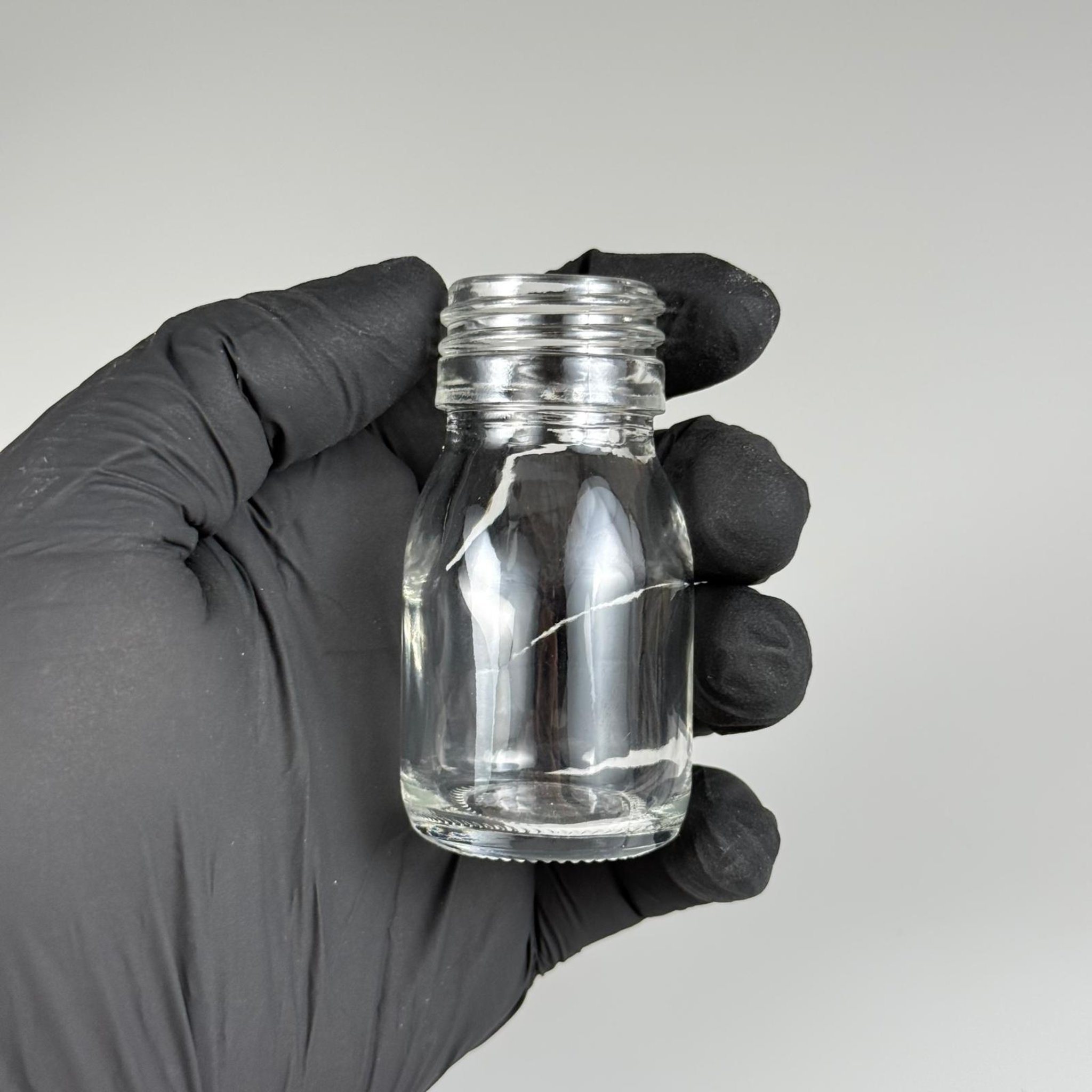 30 CC GENİŞ AĞIZLI ŞEFFAF CAM ŞİŞE KAPAKSIZ (28 AĞIZ) - 30 ML ŞEFFAF ŞURUP ECZA ŞİŞESİ - MİKROPLARDAN KORUNMASI İÇİN İLAÇLANMIŞTIR, SUYA TUTUNCA ŞEFFAF RENGİ ALIR