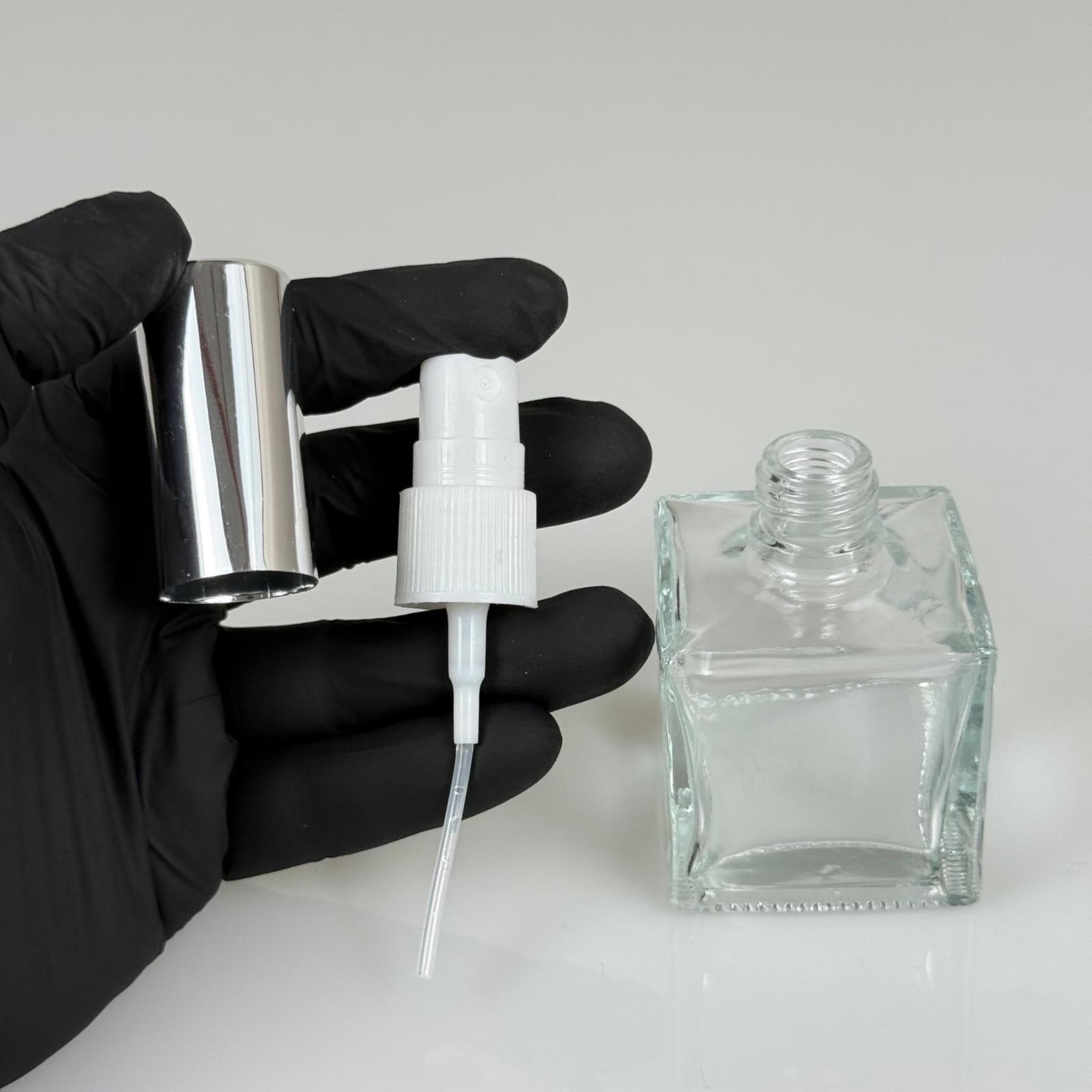 50 CC KARE CAM ŞİŞE + GÜMÜŞ SPREY FISFIS - 50 ML HEDİYELİK CAM KOLONYA ŞİŞESİ - PARFÜM ESANS ŞİŞESİ - DÜĞÜN, NİŞAN, SÖZ, KINA, CENAZE, PROMOSYON, PARFÜM İÇİN HEDİYELİK KOLONYA ŞİŞELERİ
