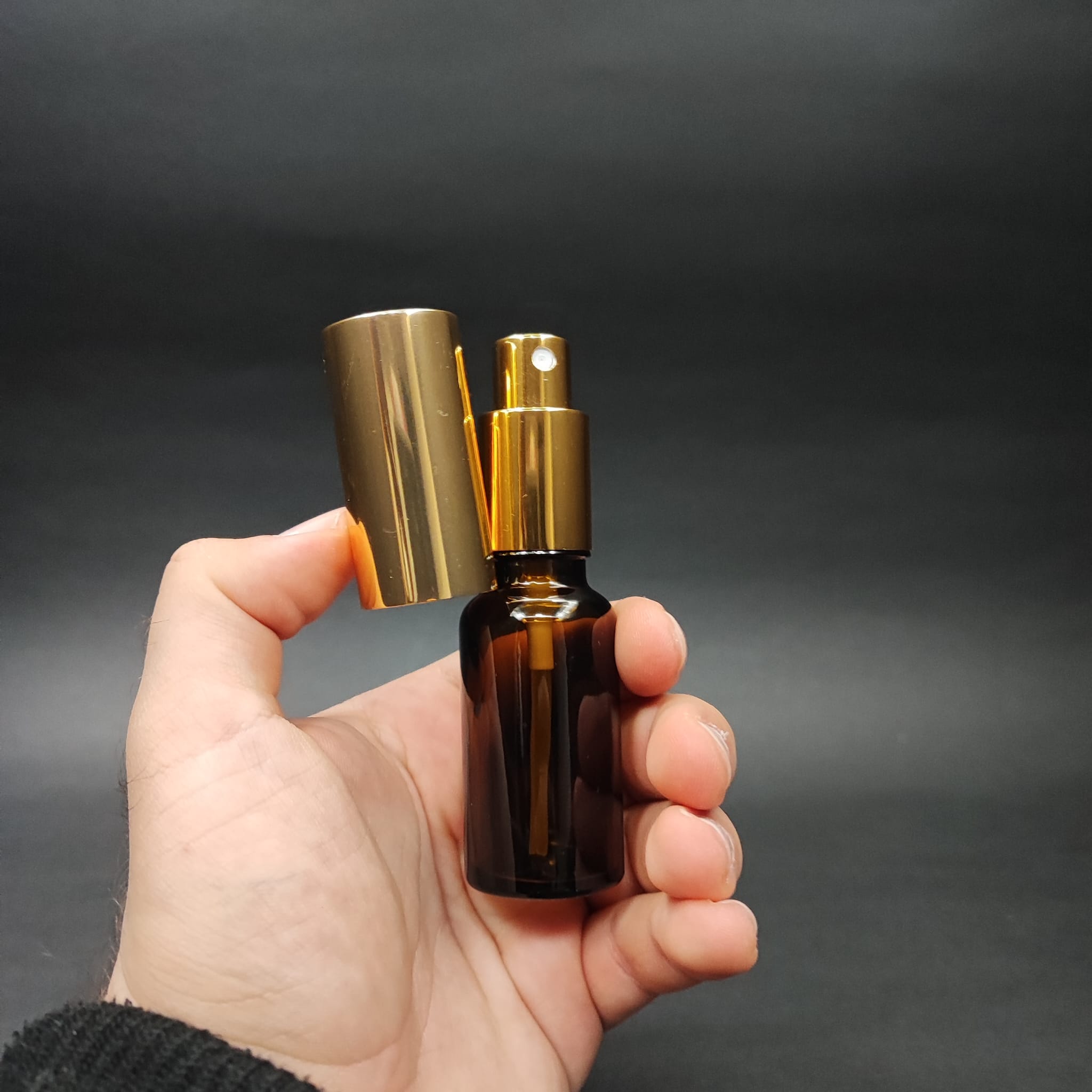 20 ML LÜKS VİDALI VALF ÇEVİRME PARFÜM ŞİŞELERİ - 20 CC AMBER CAM ŞİŞE - GOLD METAL SPREYLİ KAPAKLI SET