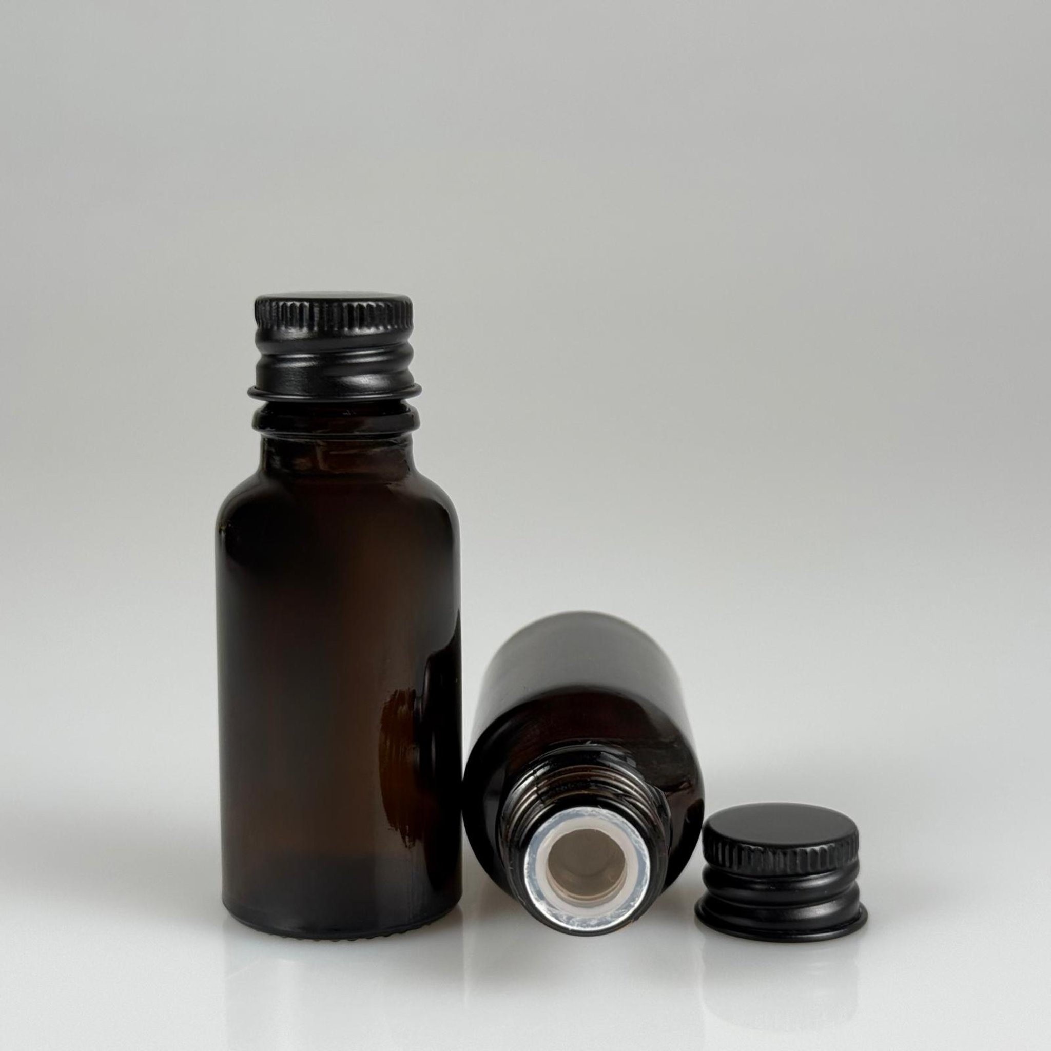 20 CC AMBER CAM ŞİŞE + KÖPÜK CONTALI SİYAH ALÜMİNYUM METAL KAPAKLI + KÖR TIPALI TAKIM - 20 ML KAHVERENGİ CAM ŞİŞE