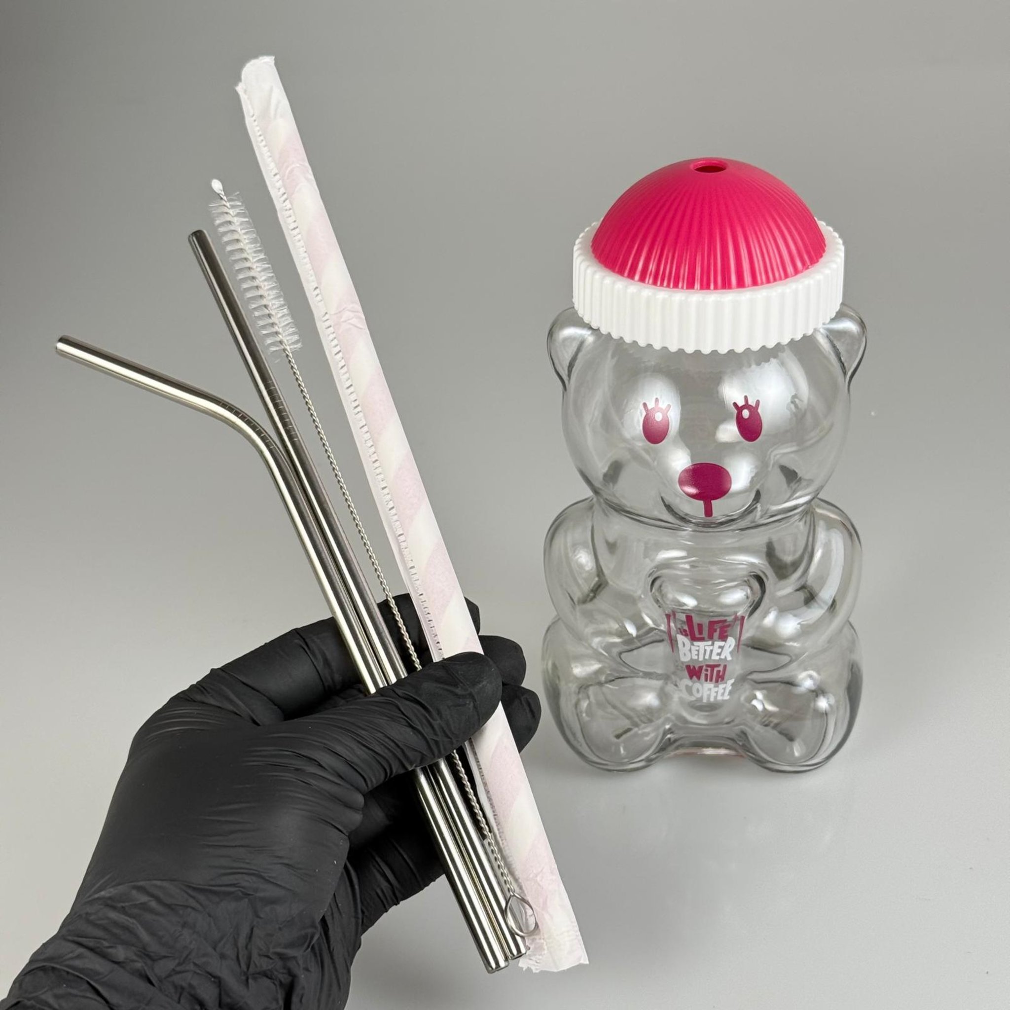 500 CC PİPETLİ CAM AYICIK BARDAK - PEMBE KAPAKLI + FIRÇALI PASLANMAZ ÇELİK GÜMÜŞ PİPETLİ TAKIM - 500 ML AYICIK FİGÜRLÜ PİPETLİ CAM SU , SOĞUK KAHVE ,  MEYVE SUYU ,  MEŞRUBAT BARDAĞI VB - HEDİYELİK BARDAK