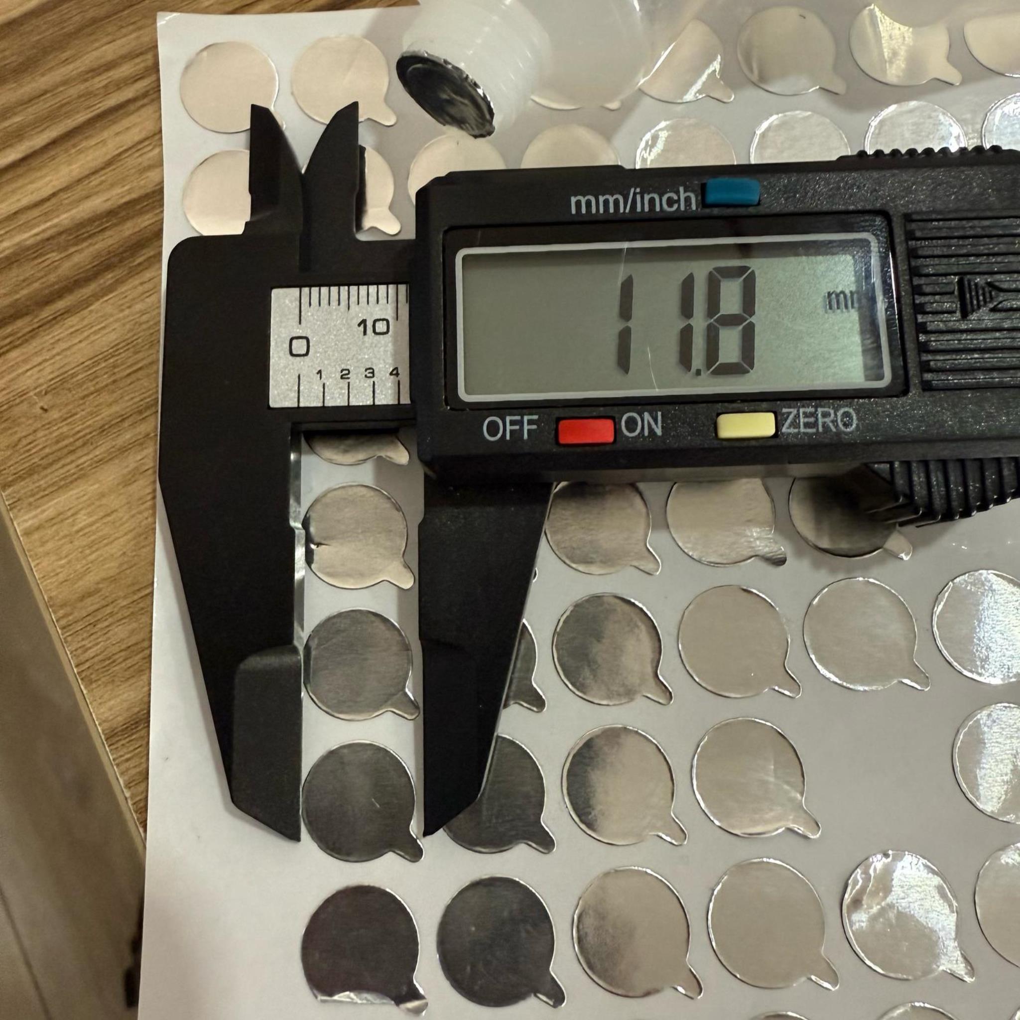 MERHEM TÜPÜ İÇİN SIZDIRMAZ ALÜMİNYUM FOLYO - ELLE MANÜEL YAPIŞIR 11,8 MM (5 CC DEN 100 CC YE KADAR UYAR, 250 CC YE UFAK GELİR)