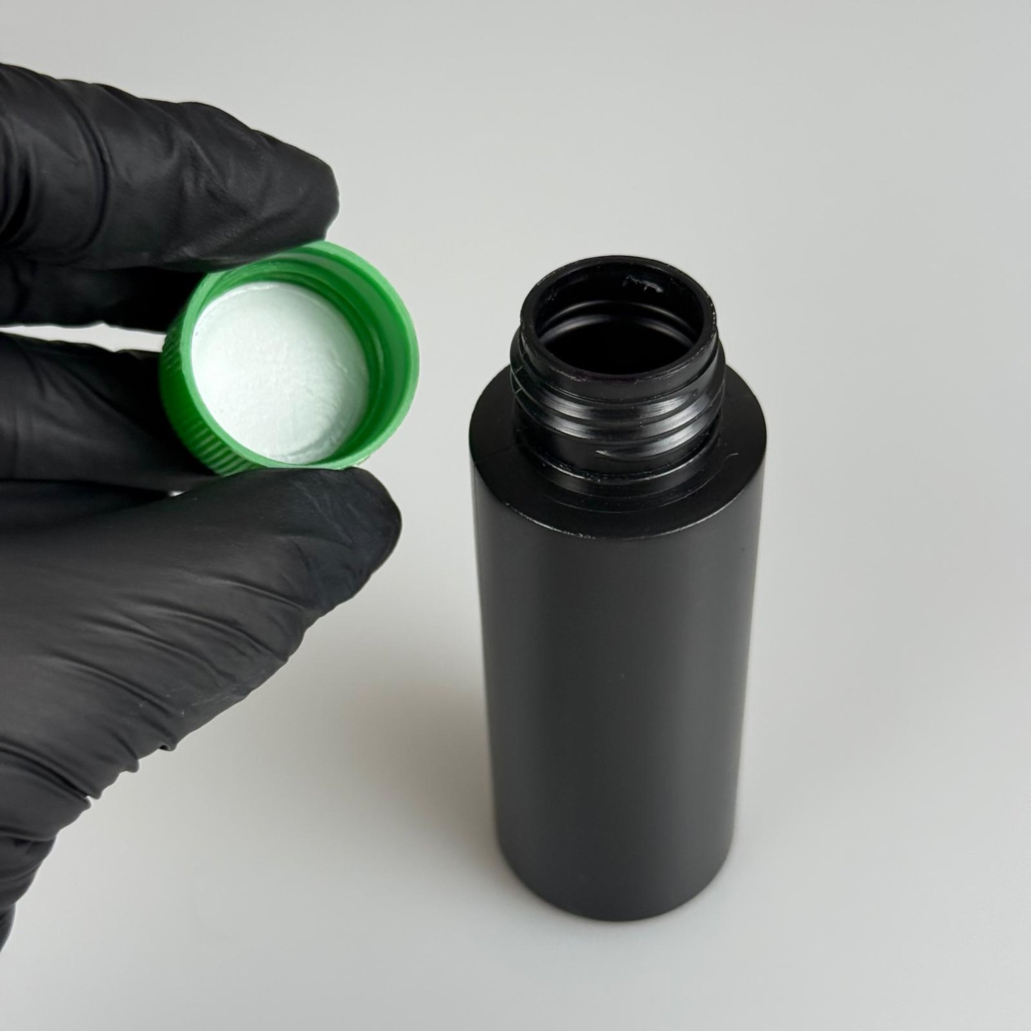 50 CC SİYAH POLİETİLEN PLASTİK ŞİŞE - YEŞİL KAPAKLI  - 50 ML KAPAKLI PLASTİK ŞİŞE