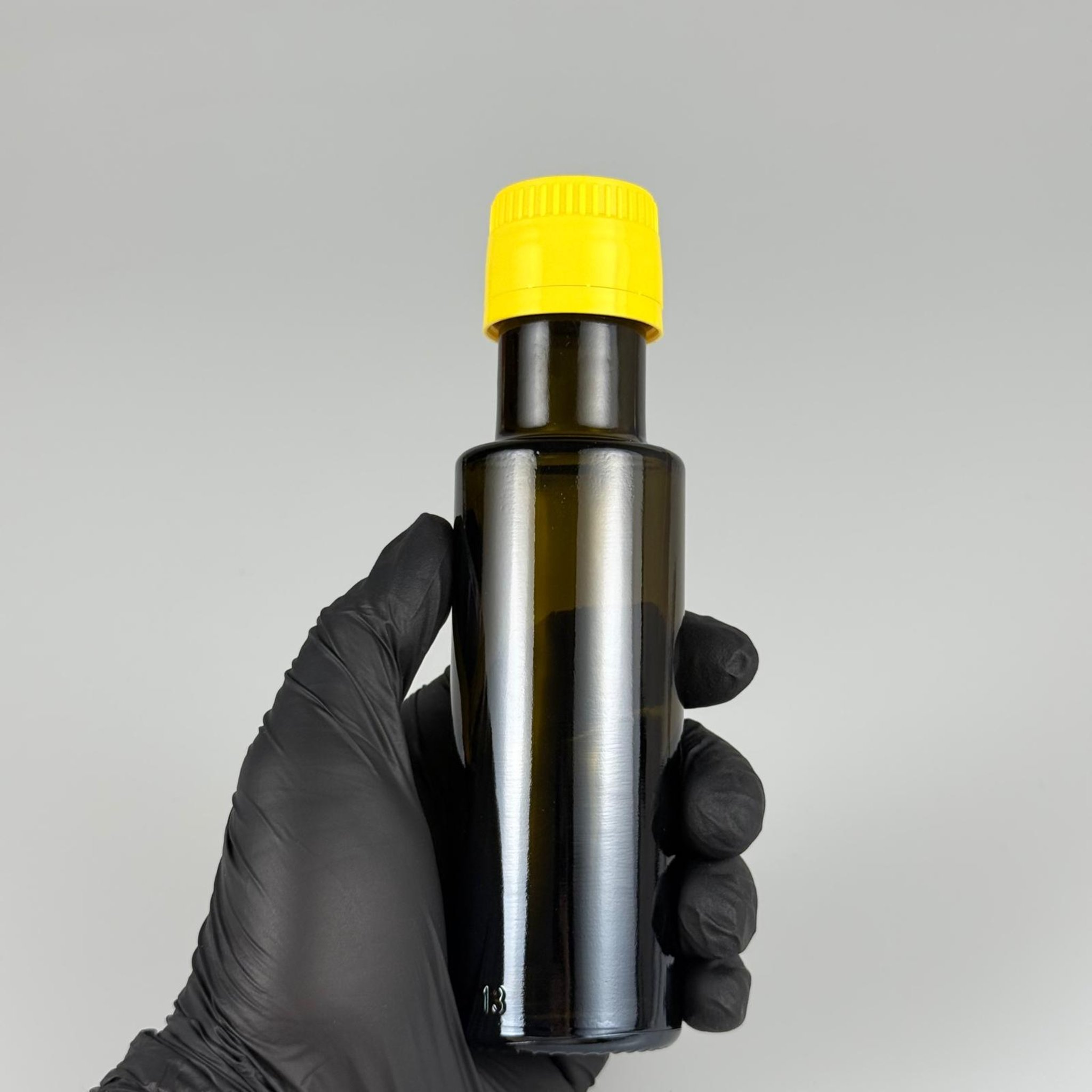 100 CC DORİKA CAM ŞİŞE KOYU YEŞİL (31 MM AĞIZ) - AKITICILI SARI KİLİTLİ KAPAKLI - 100 ML SİLİNDİR DORİCA YAĞ VE SOS ŞİŞELERİ