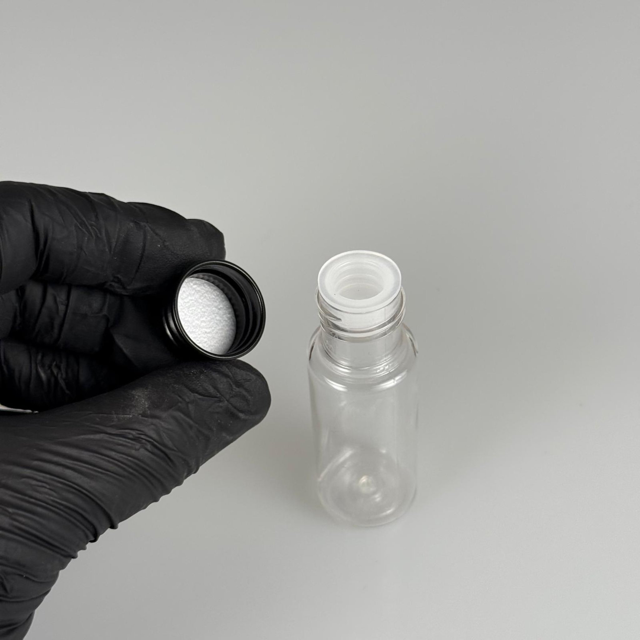 15 CC SİLİNDİR PET ŞİŞE + KÖPÜK CONTALI SİYAH ALÜMİNYUM METAL KAPAKLI + KÖR TIPALI TAKIML - 15 ML ŞEFFAF PET ŞİŞE