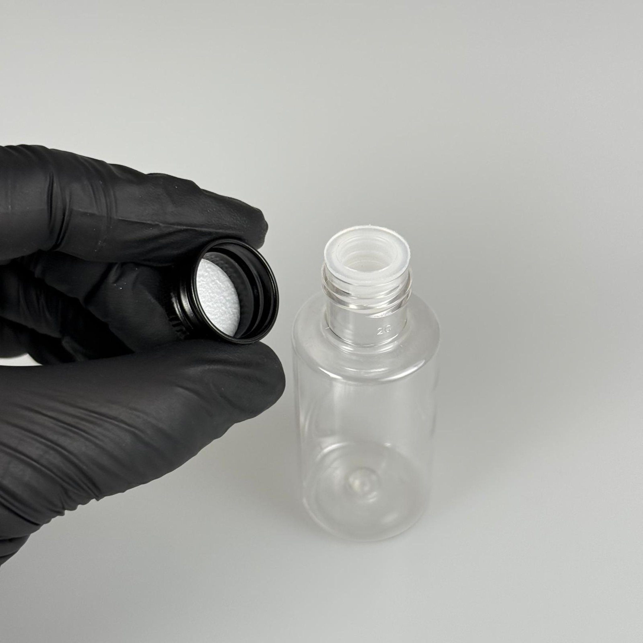 30 CC SİLİNDİR KISA MODEL PET ŞİŞE - KÖPÜK CONTALI SİYAH ALÜMİNYUM METAL KAPAKLI + KÖR TIPALII TAKIM - 30 ML ŞEFFAF PET ŞİŞE
