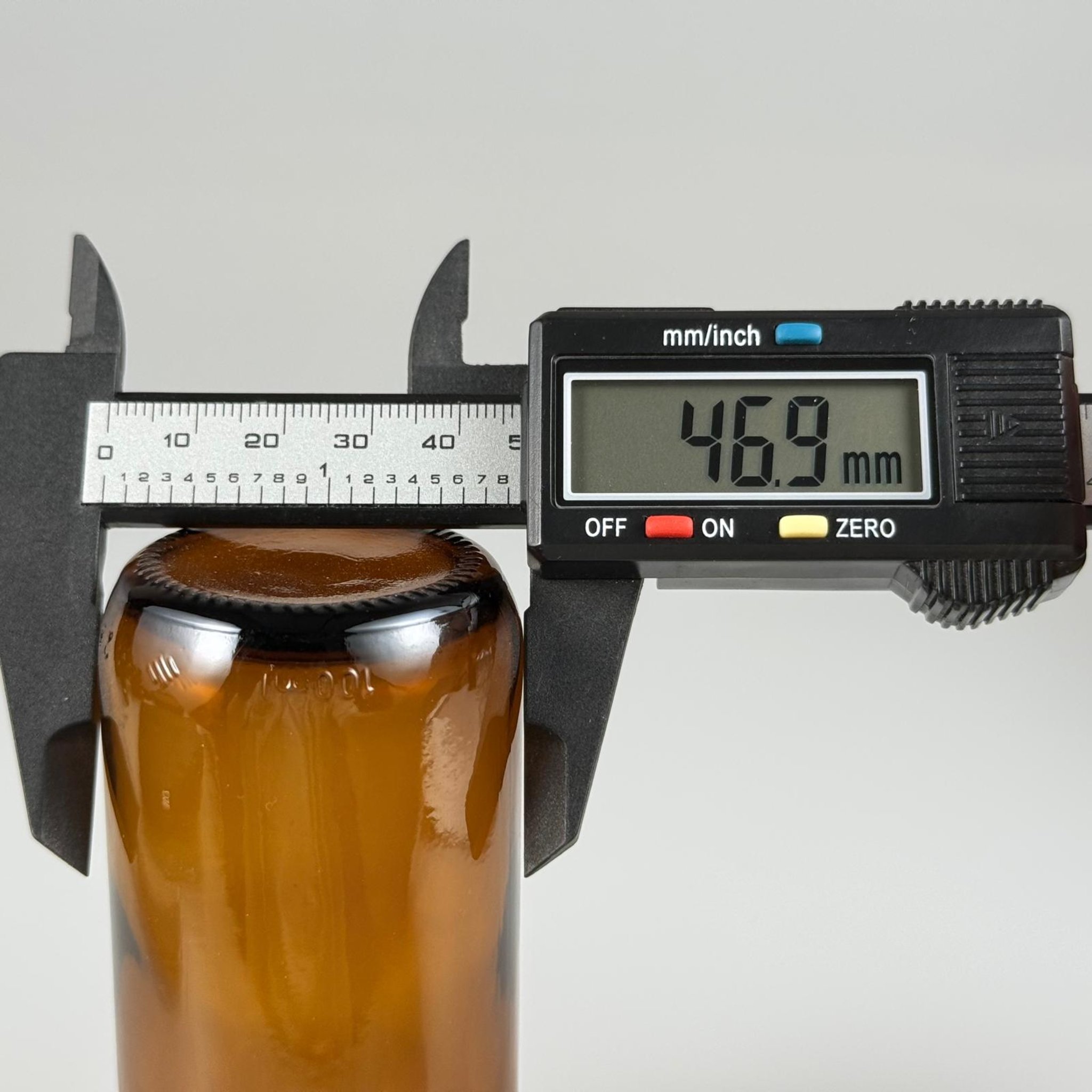 100 CC AMBER CAM ŞİŞE + BEYAZ KİLİTLİ KAPAKLI -+ 15 ML ÖLÇEK TAKIM - 100 ML KAHVERENGİ BOŞ ŞURUP ŞİŞESİ (AĞIZ ÇAPI 25 MM)