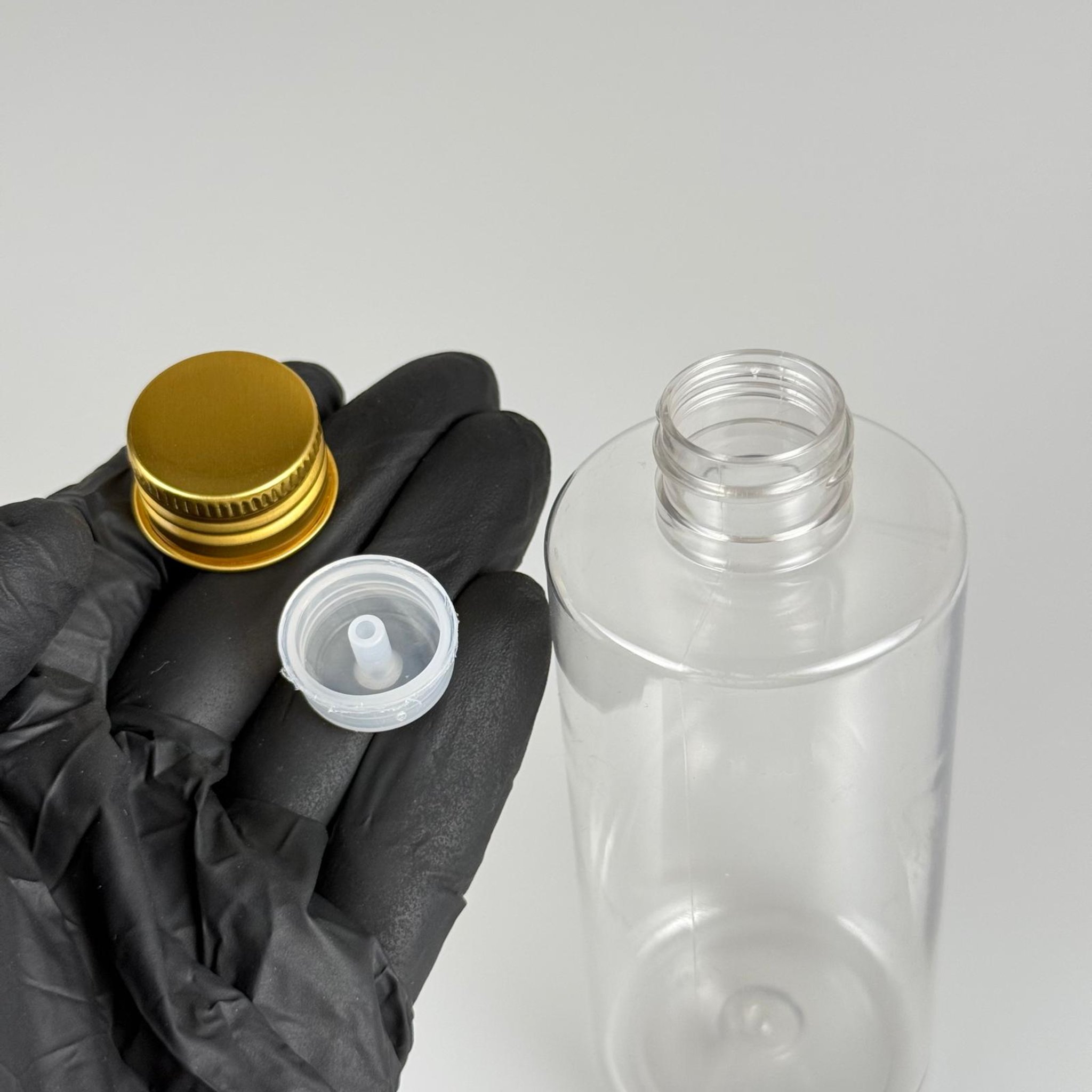 200 CC ŞEFFAF SİLİNDİR KESKİN KÜT MODEL SERT PLASTİK ŞİŞE ŞİŞE ( 27 GR - 24 AĞIZ ) + KÖPÜK CONTALI GOLD METAL ALÜMİNYUM KAPAKLI + KOLONYA TIPALI TAKIM - 200 CC KAPAKLI ŞEFFAF PET ŞİŞELER