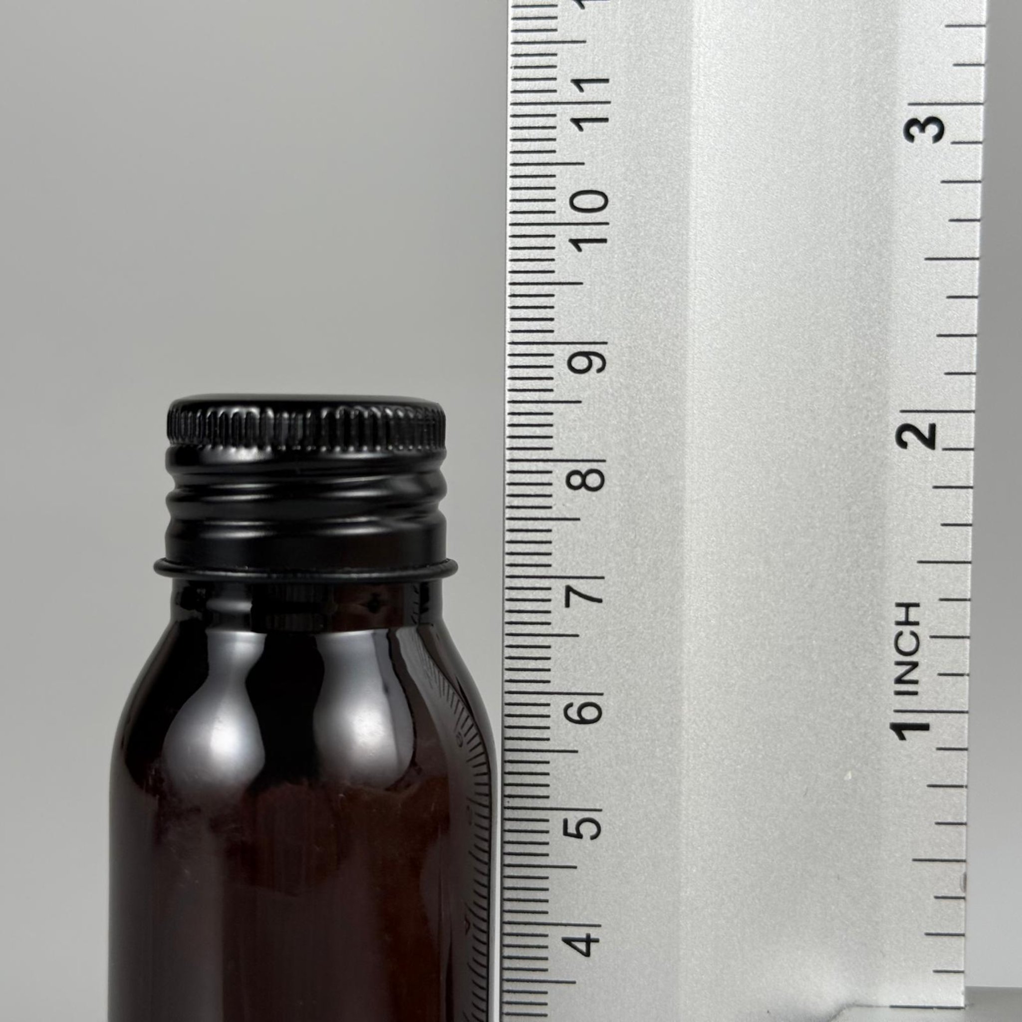 50 CC AMBER SERT MODEL PET ŞİŞE (24 AĞIZ) + KÖPÜK CONTALI SİYAH METAL ALÜMİNYUM KAPAK + KOLONYA TIPALI TAKIM - 50 ML KAPAKLI KAHVERENGİ PLASTİK ŞİŞELER