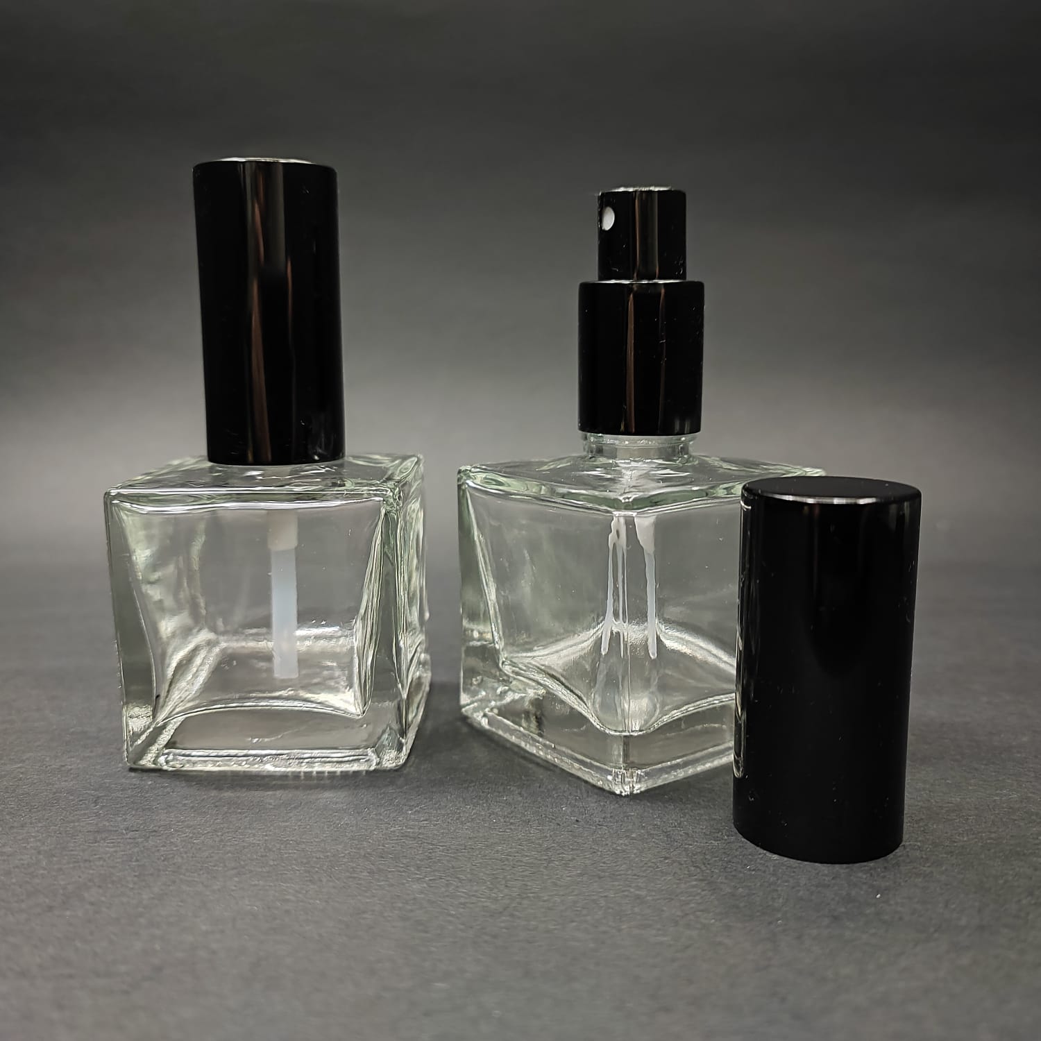 50 ML LÜKS VİDALI VALF ÇEVİRME PARFÜM ŞİŞELERİ - 50 CC KARE CAM ŞİŞE - SİYAH METAL SPREYLİ KAPAKLI SET
