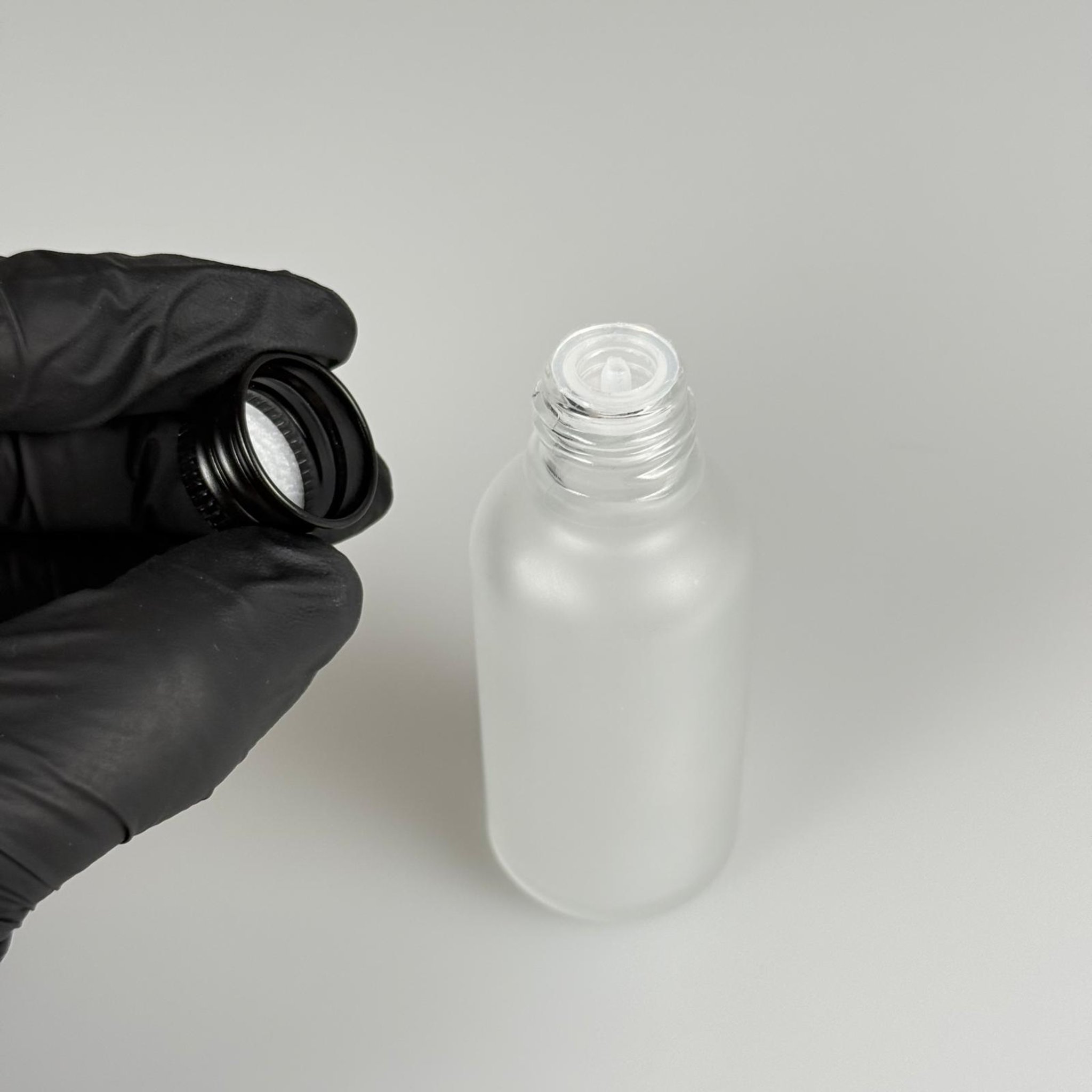 30 CC BUZLU CAM ŞİŞE + KÖPÜK CONTALI SİYAH ALÜMİNYUM METAL KAPAKLI + KOLONYA TIPALI TAKIM - 30 ML BUZLU CAM ŞİŞE