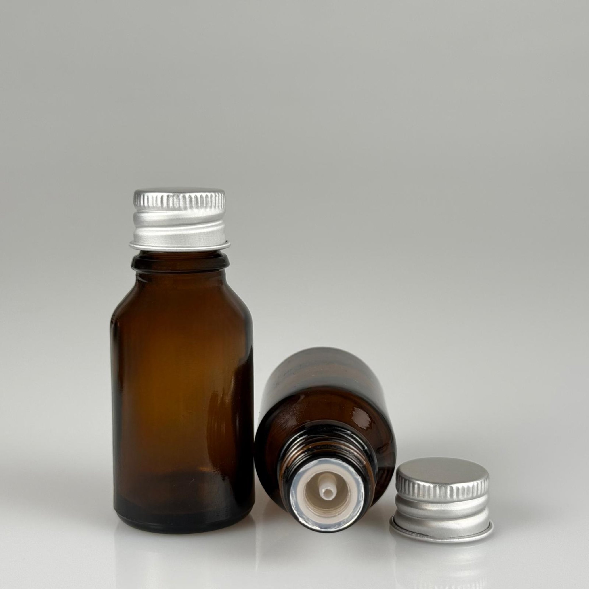 15 CC AMBER CAM ŞİŞE + KÖPÜK CONTALI GÜMÜŞ ALÜMİNYUM METAL KAPAKLI + DAMLALIKLI KOLONYA TIPALI TAKIM - 15 ML KAHVERENGİ CAM ŞİŞE
