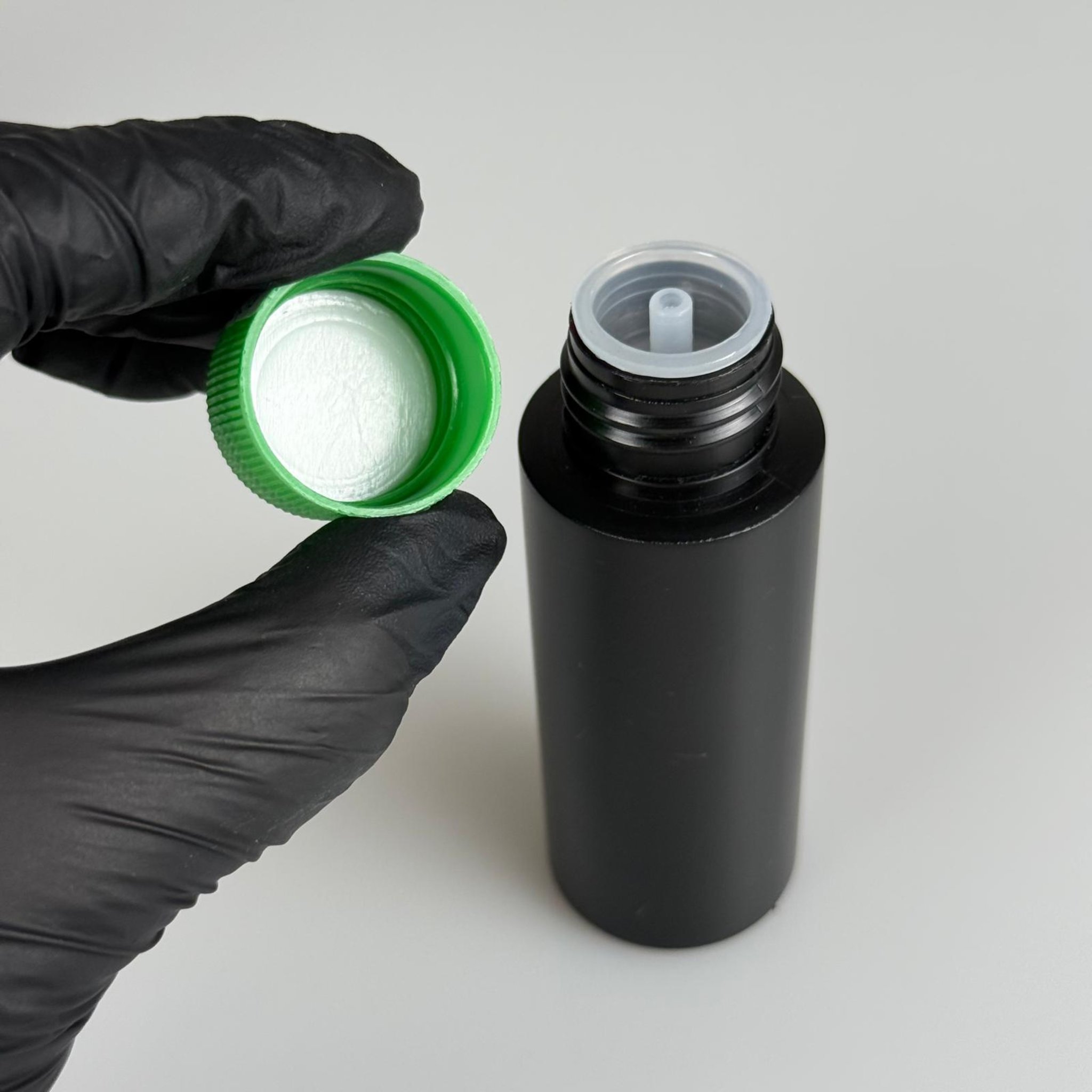 50 CC SİYAH POLİETİLEN PLASTİK ŞİŞE - YEŞİL KAPAKLI  + KOLONYA TIPALI TAKIM - 50 ML KAPAKLI PLASTİK ŞİŞE