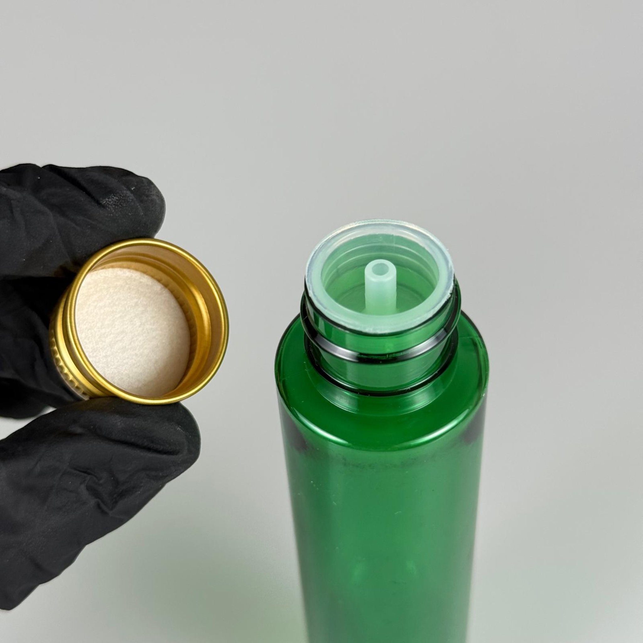 100 CC UZUN SİLİNDİR YEŞİL PET ŞİŞE (24 GR - 24 AĞIZ ) + KÖPÜK CONTALI GOLD METAL ALÜMİNYUM KAPAK + KOLONYA TIPALI TAKIM - 100 ML BİBERİYE SUYU, LAVANTA YAĞI, SAÇ SERUM, TONİK VB İÇİN PLASTİK KOZMETİK AMBALAJLARI