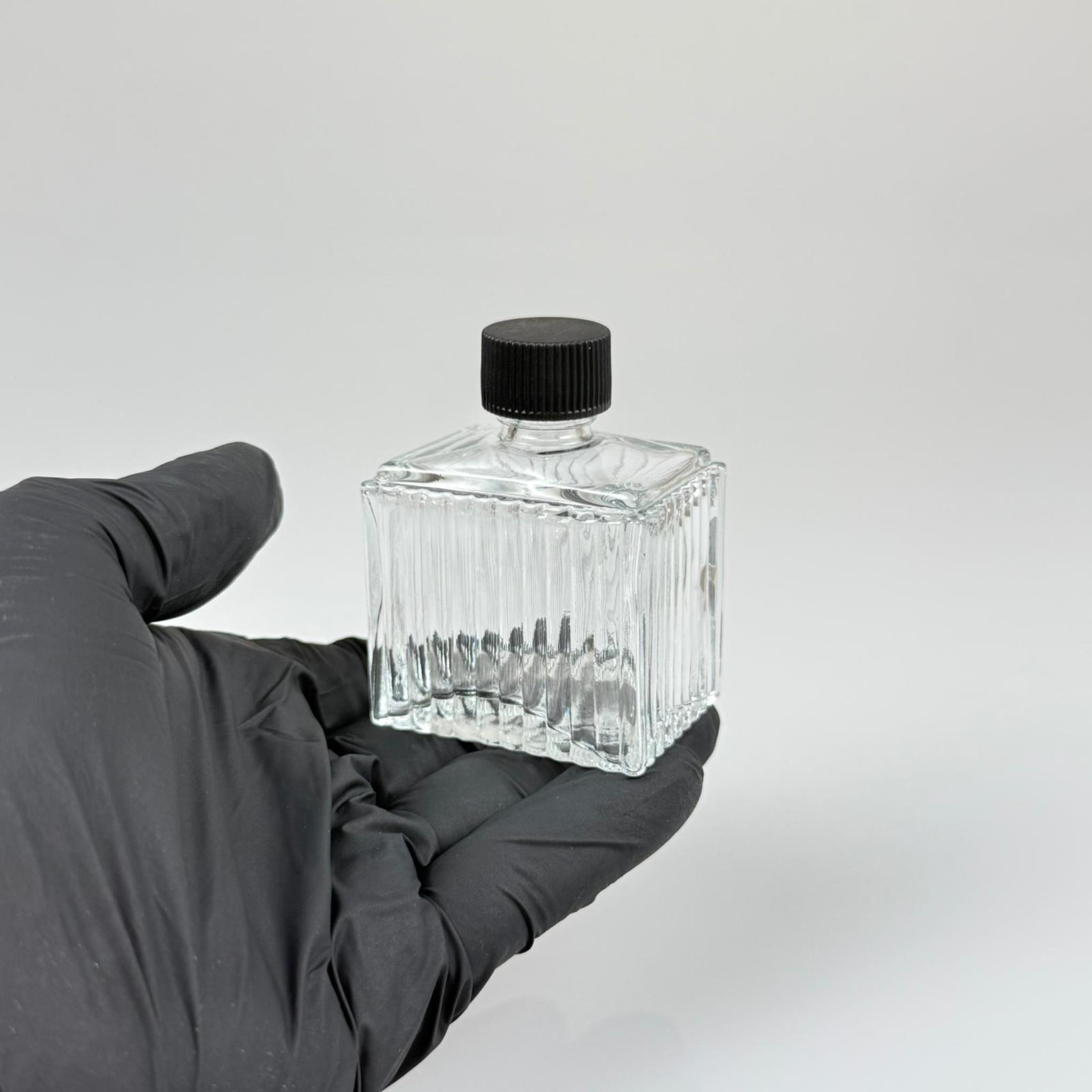 50 CC KÖŞELİ DESENLİ ÇİZGİLİ CAM ŞİŞE - SİYAH PLASTİK KAPAKLI - 50 ML PRESTİJLİ ŞİŞE