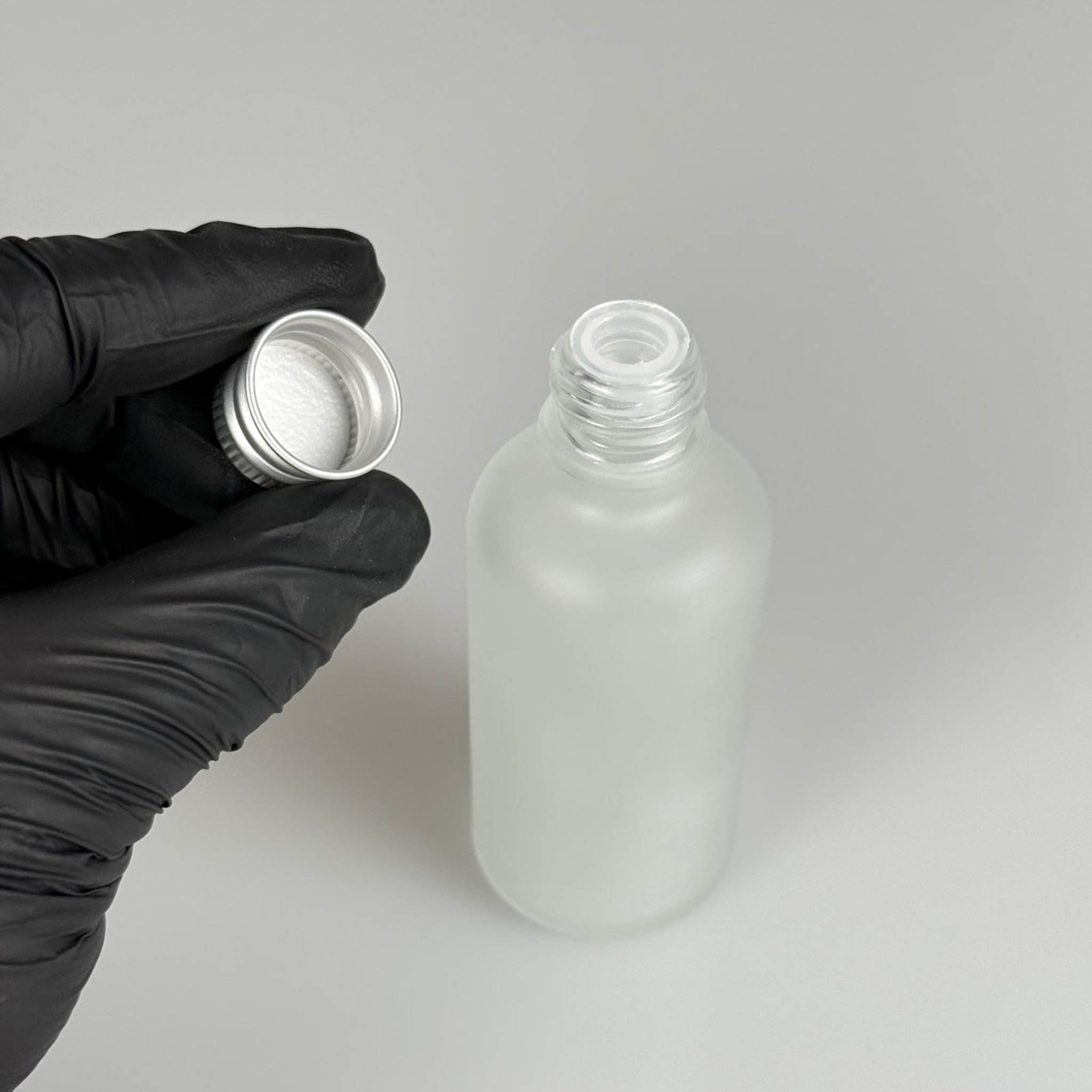 50 CC BUZLU CAM ŞİŞE + KÖPÜK CONTALI GÜMÜŞ ALÜMİNYUM METAL KAPAKLI + KÖR TIPALI TAKIM - 50 ML BUZLU CAM ŞİŞE