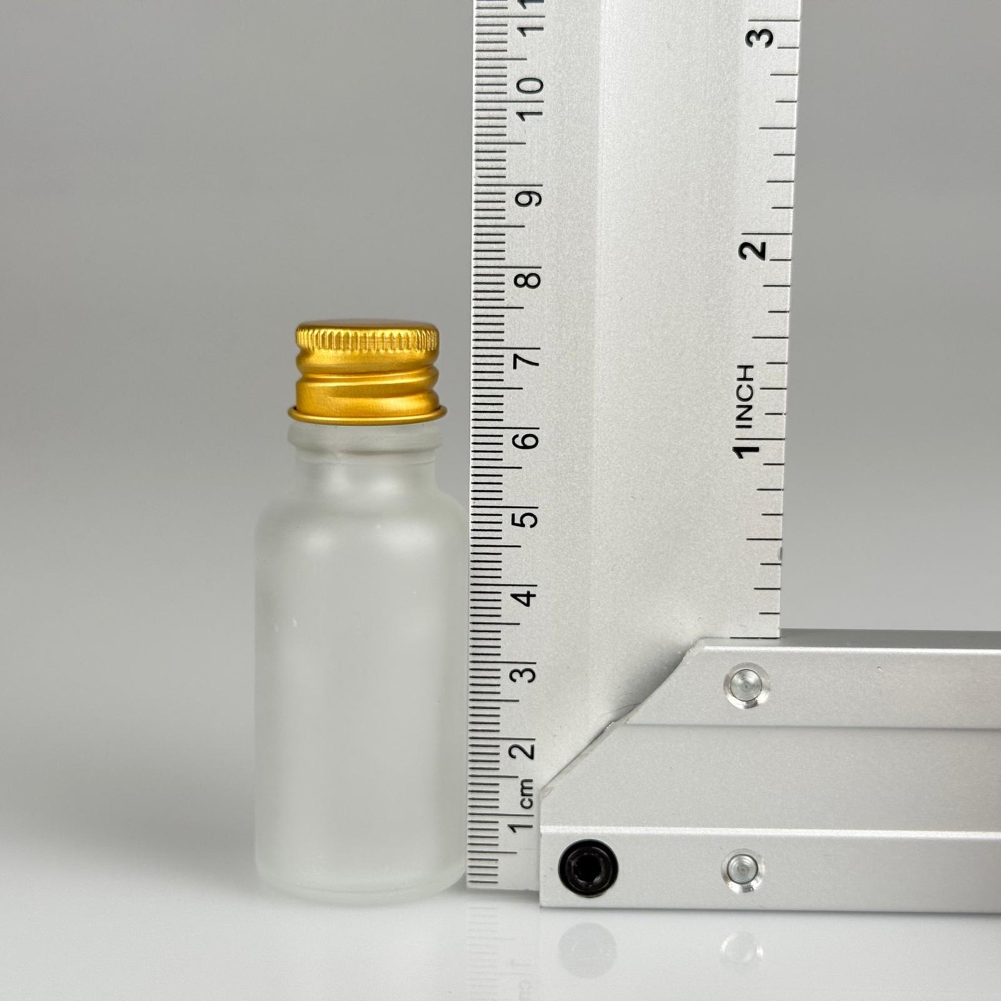 20 CC BUZLU CAM ŞİŞE + KÖPÜK CONTALI GOLD ALÜMİNYUM METAL KAPAKLI + KÖR TIPALI TAKIM - 20 ML BUZLU CAM ŞİŞE