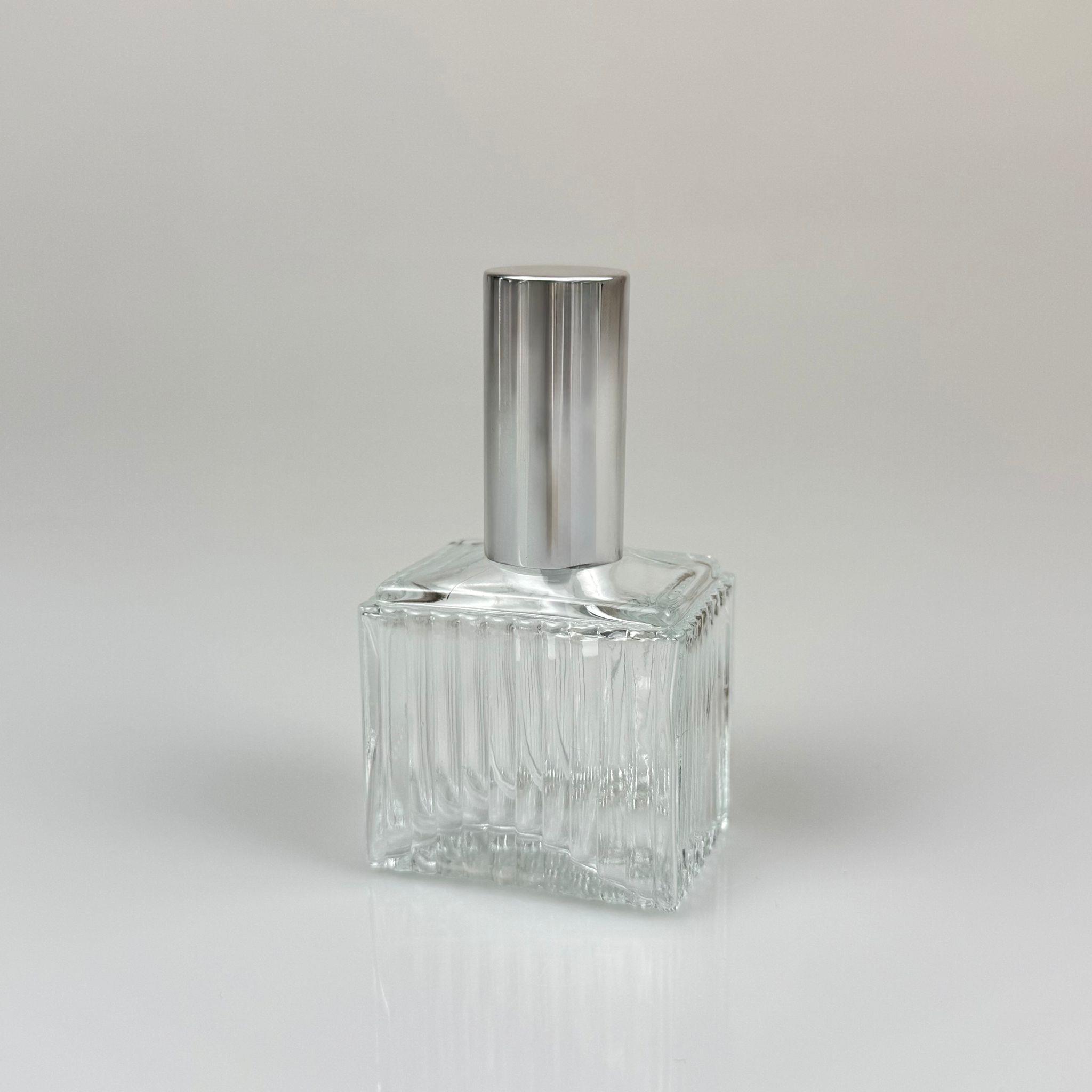 50 CC KÖŞELİ DESENLİ ÇİZGİLİ CAM ŞİŞE - VİDALI GÜMÜŞ SPREYLİ PARFÜM KOLONYA ŞİŞESİ TAKIM - 50 ML PRESTİJLİ ŞİŞE