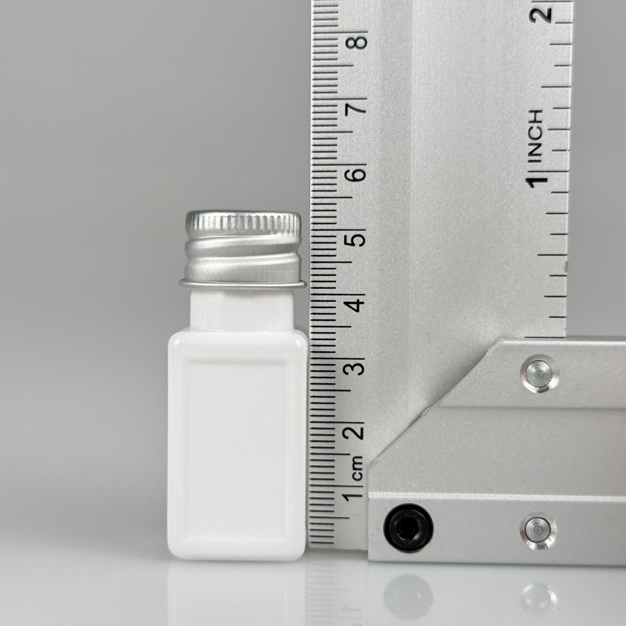 10 CC BEYAZ KARE PET SHOT ŞİŞE - KÖPÜK CONTALI GÜMÜŞ ALÜMİNYUM METAL KAPAKLI TAKIM - 10 ML PLASTİK ŞİŞE