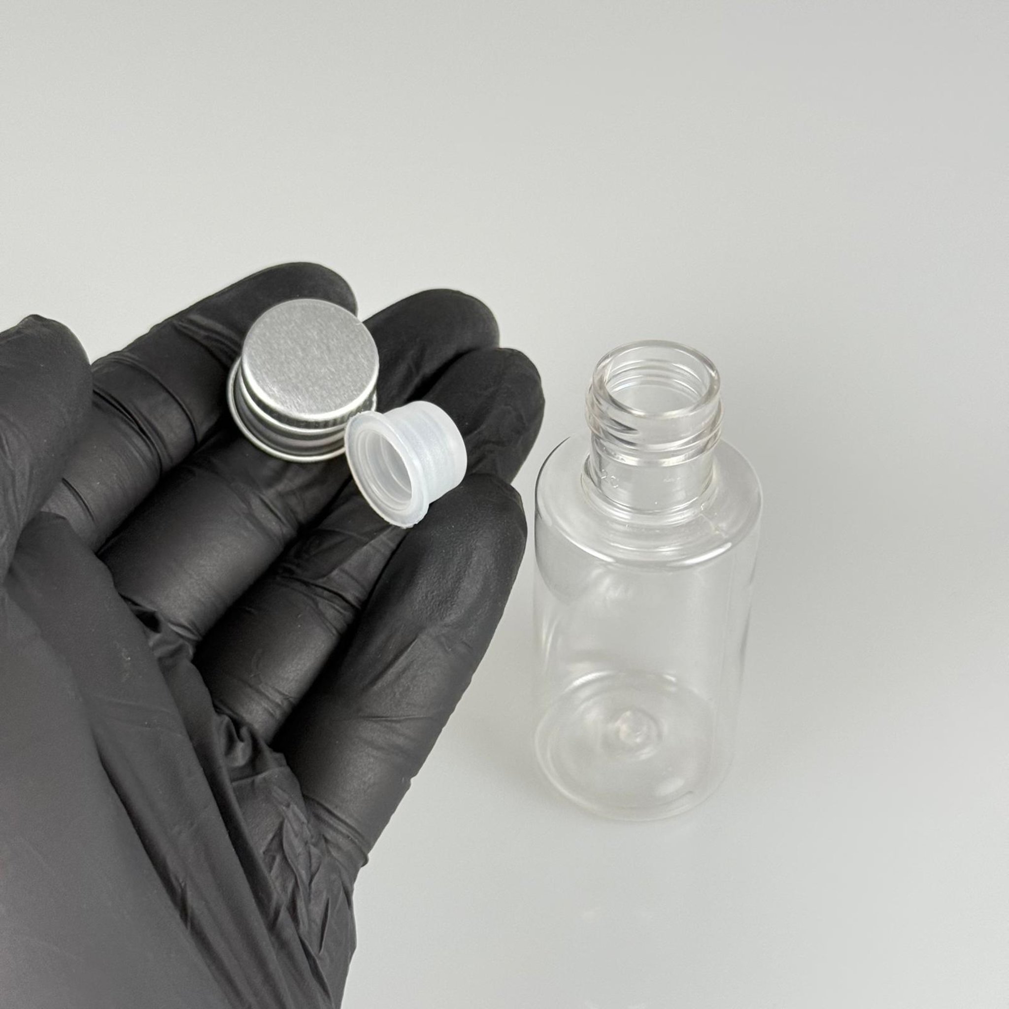 30 CC SİLİNDİR KISA MODEL PET ŞİŞE - KÖPÜK CONTALI GÜMÜŞ ALÜMİNYUM METAL KAPAKLI + KÖR TIPALII TAKIM - 30 ML ŞEFFAF PET ŞİŞE