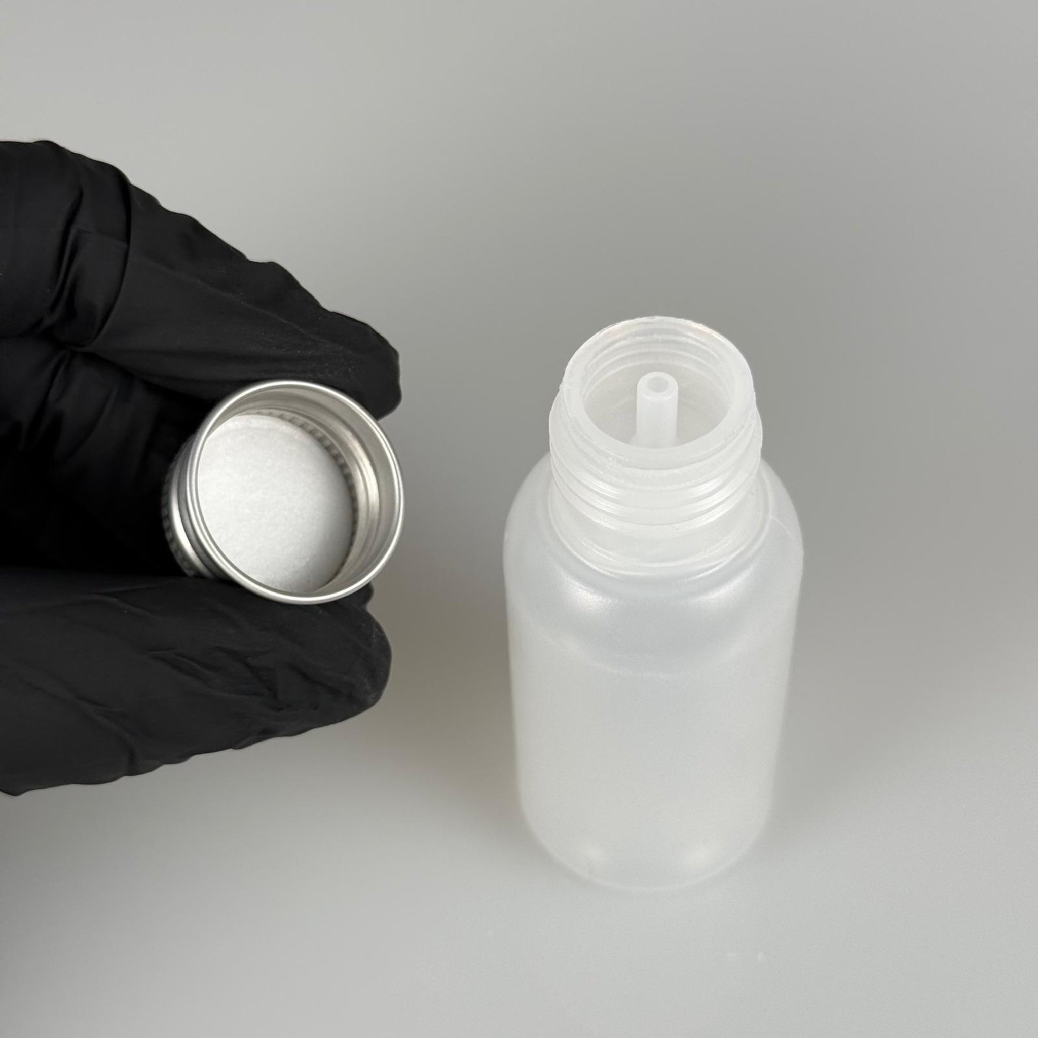 50 ML SIKILABİLİR YUMUŞAK POLİETİLEN PE PLASTİK ASETON ŞİŞESİ ( 24 AĞIZ ) + KÖPÜK CONTALI GÜMÜŞ METAL ALÜMİNYUM KAPAK + KOLONYA TIPALI TAKIM - 50 cc sos, yağ, kartuş, mürekkep vb için boş şişeler