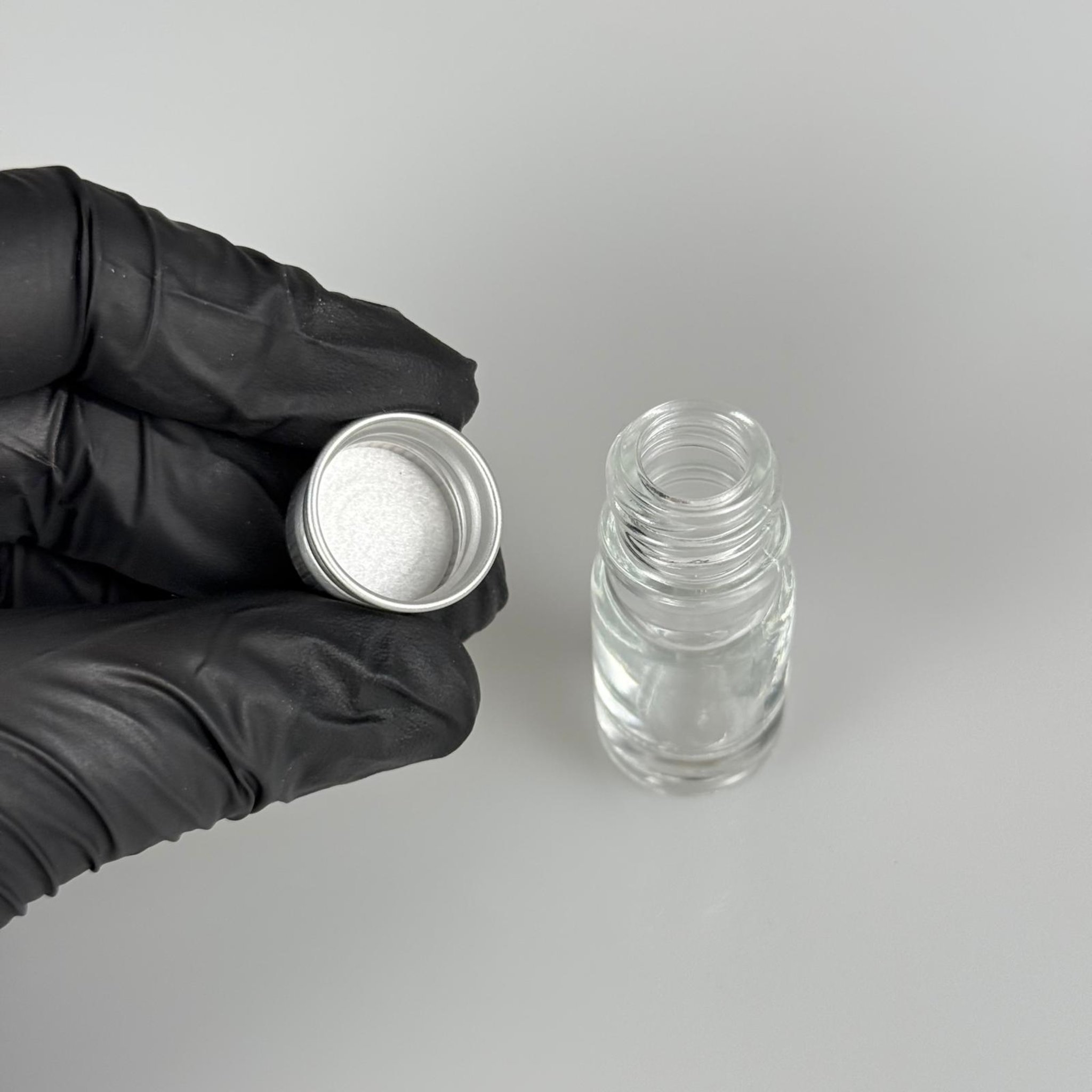 5 CC ŞEFFAF CAM ŞİŞE + KÖPÜK CONTALI GÜMÜŞ ALÜMİNYUM METAL KAPAKLI TAKIM - 100 ML YEŞİL CAM ŞİŞE