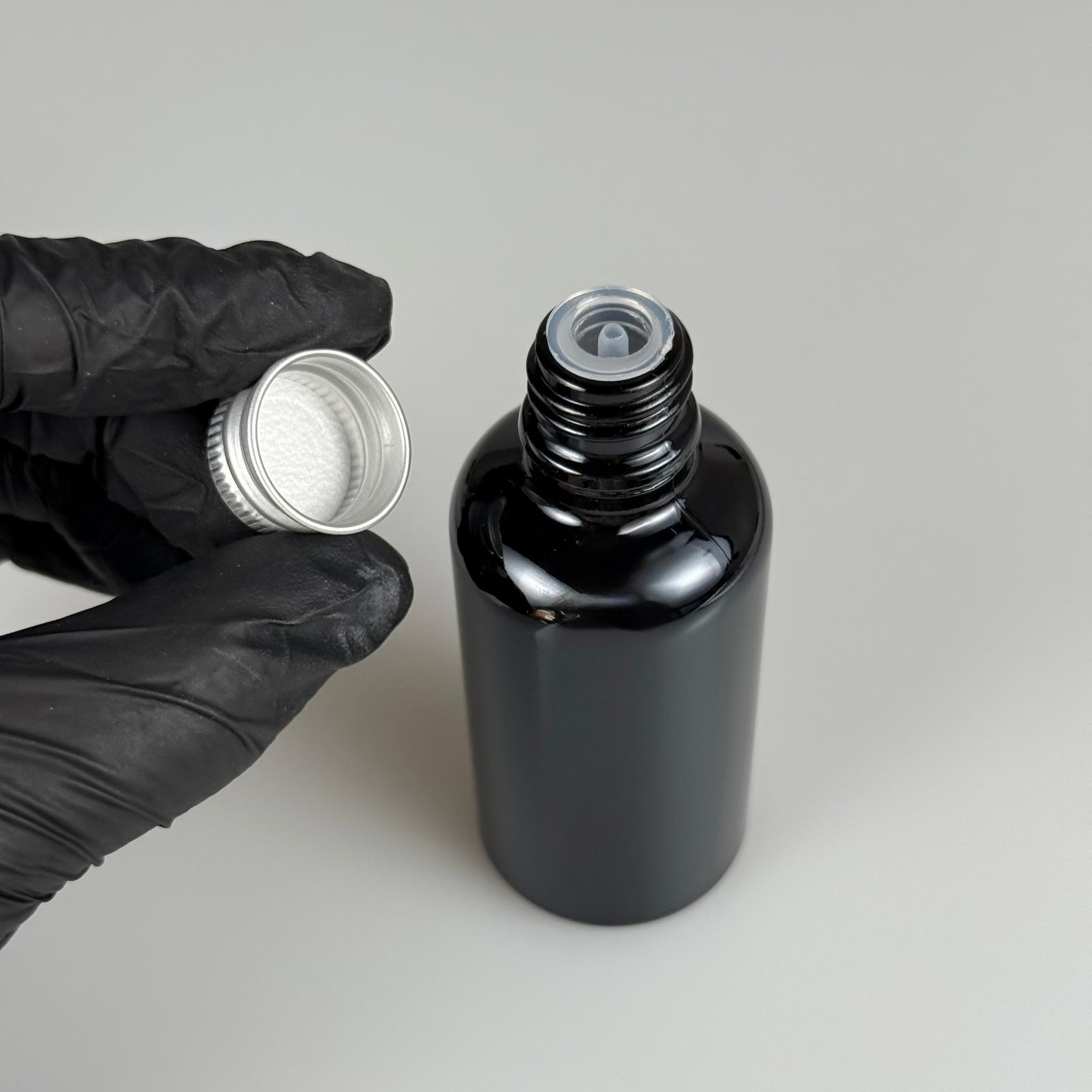 50 CC SİYAH CAM ŞİŞE + KÖPÜK CONTALI GÜMÜŞ ALÜMİNYUM METAL KAPAKLI + DAMLALIKLI KOLONYA TIPALI TAKIM - 50 ML SİYAH CAM ŞİŞE