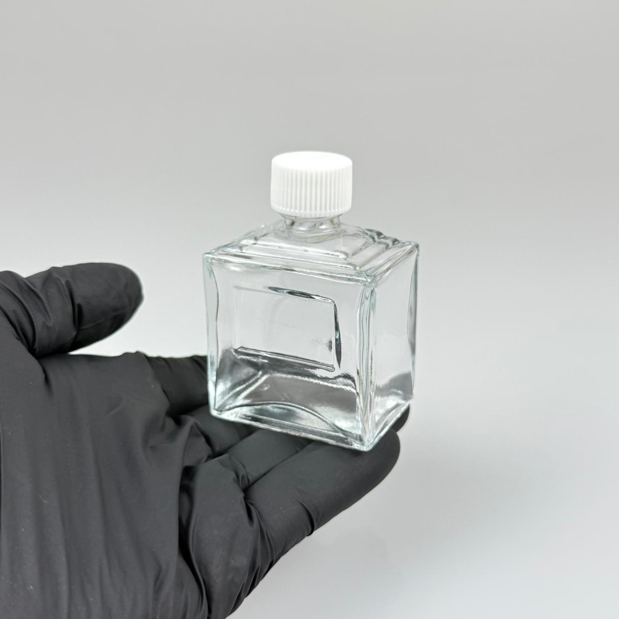 50 CC KÖŞELİ PRİZMA CAM ŞİŞE - BEYAZ PLASTİK KAPAKLI KOLONYA TIPALI - 50 ML PRESTİJLİ ŞİŞE