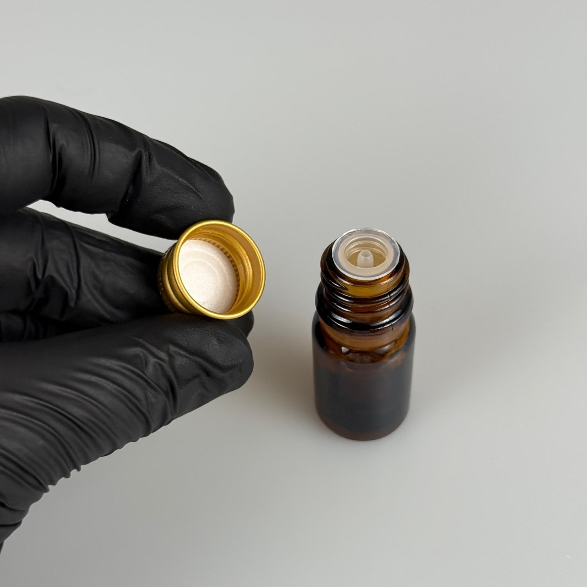 5 CC AMBER CAM ŞİŞE + KÖPÜK CONTALI GOLD ALÜMİNYUM METAL KAPAKLI + DAMLALIKLI KOLONYA TIPALI TAKIM - 5 ML KAHVERENGİCAM ŞİŞE