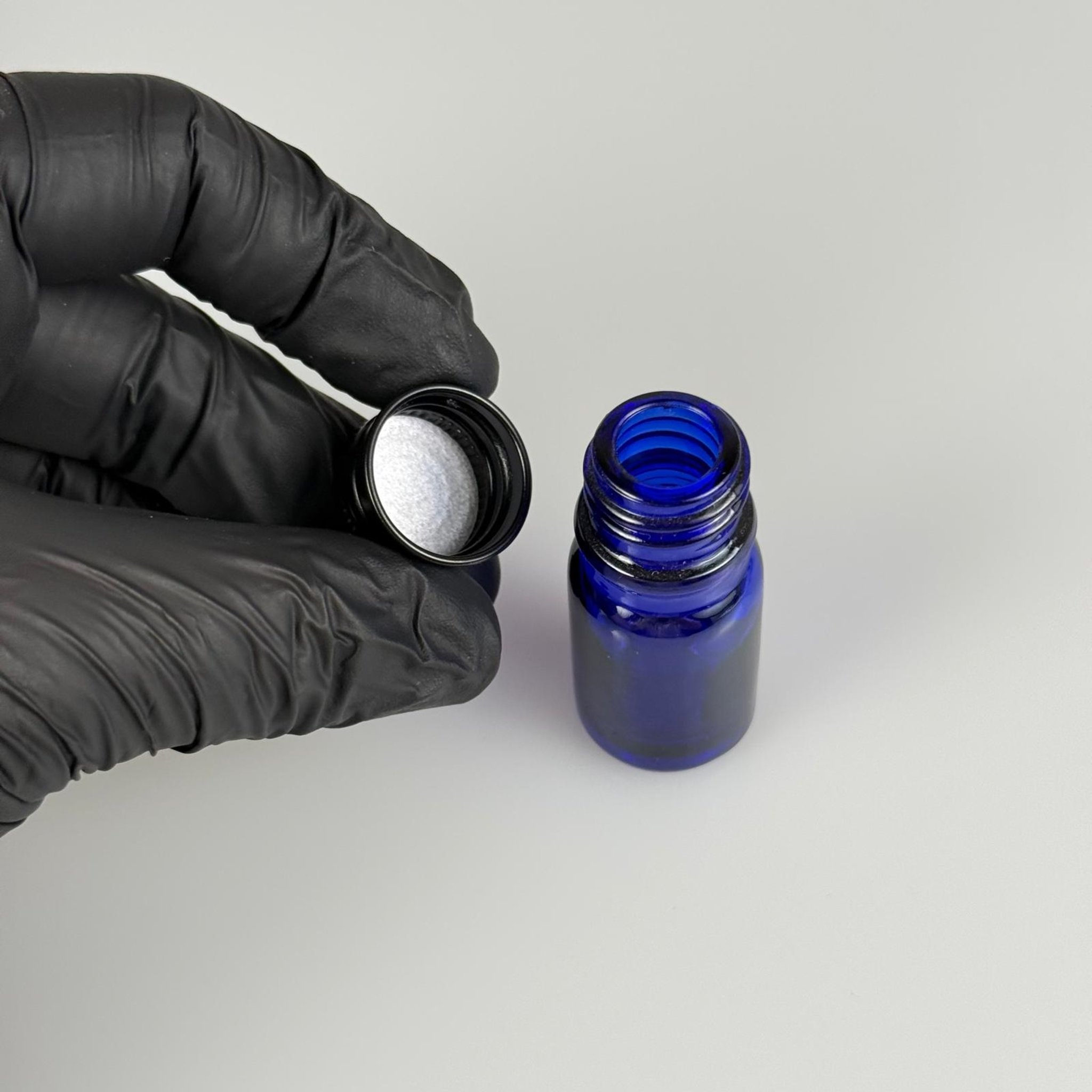 5 CC MAVİ CAM ŞİŞE + KÖPÜK CONTALI SİYAH ALÜMİNYUM METAL KAPAKLI TAKIM -  5 ML MAVİ CAM ŞİŞE