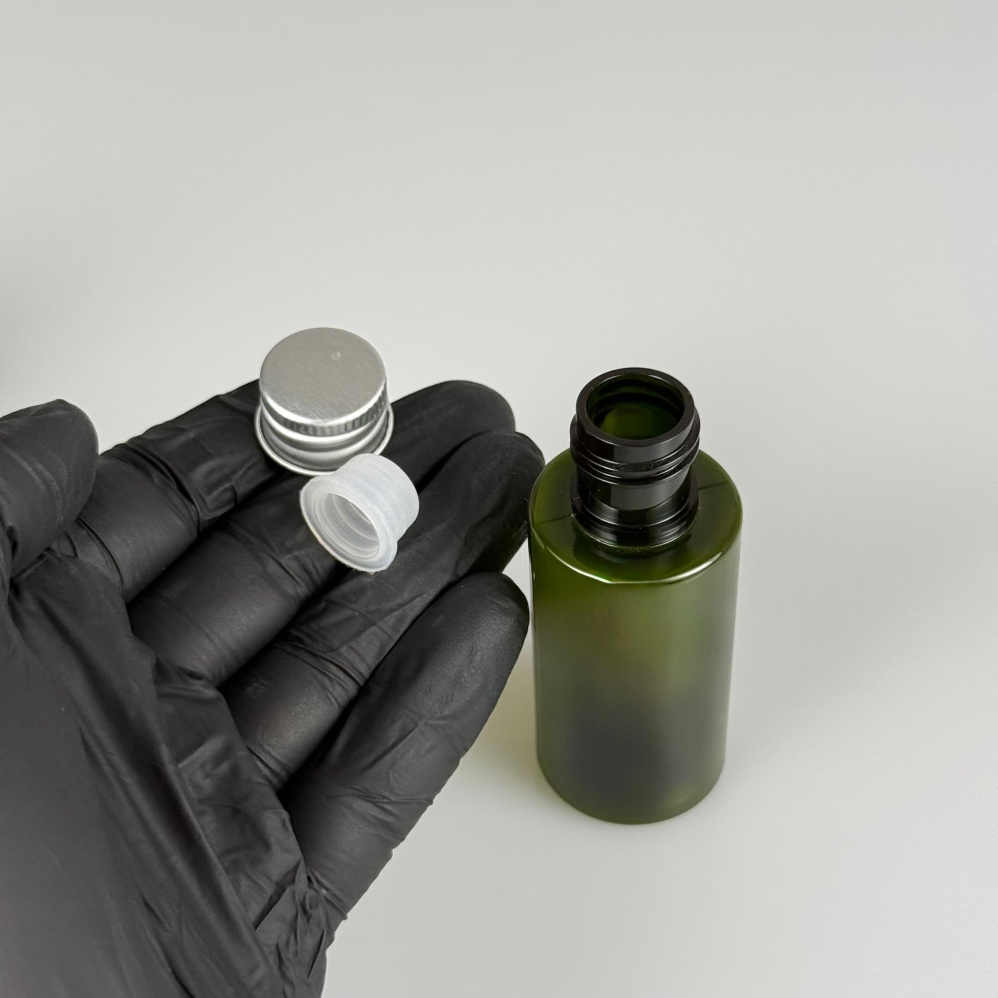 35 CC  SİLİNDİR YEŞİL PET ŞİŞE + KÖPÜK CONTALI GÜMÜŞ ALÜMİNYUM METAL KAPAKLI + KÖR TIPALI TAKIM - 35 ML PLASTİK ŞİŞE