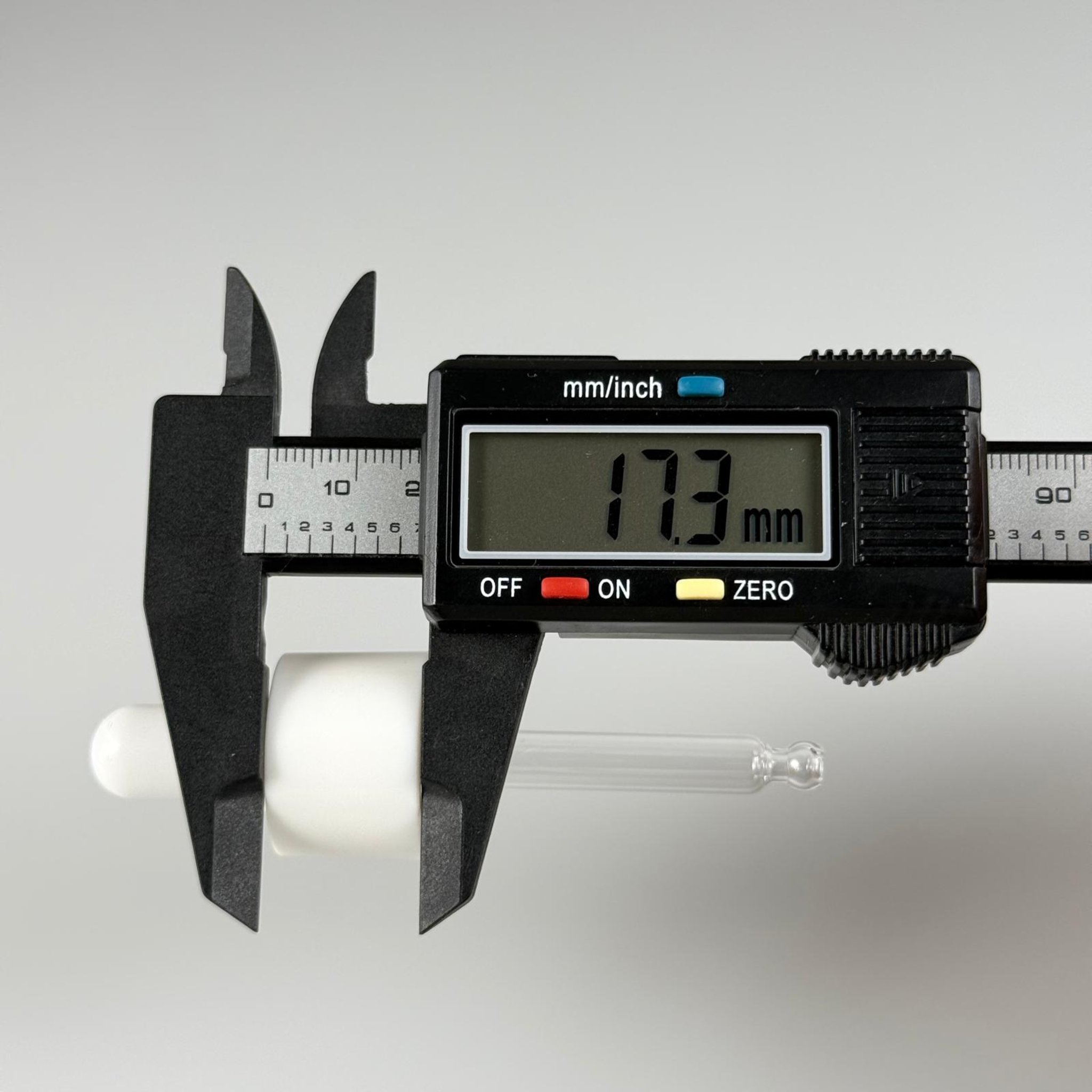 20 MM CAM DAMLALIKLI TAKIM - BEYAZ EMZİK + BEYAZ DELİKLİ PLASTİK KAPAK + 65 MM CAM PİPET - 30 CC OMUZLU SERUM ŞİŞESİ İÇİN