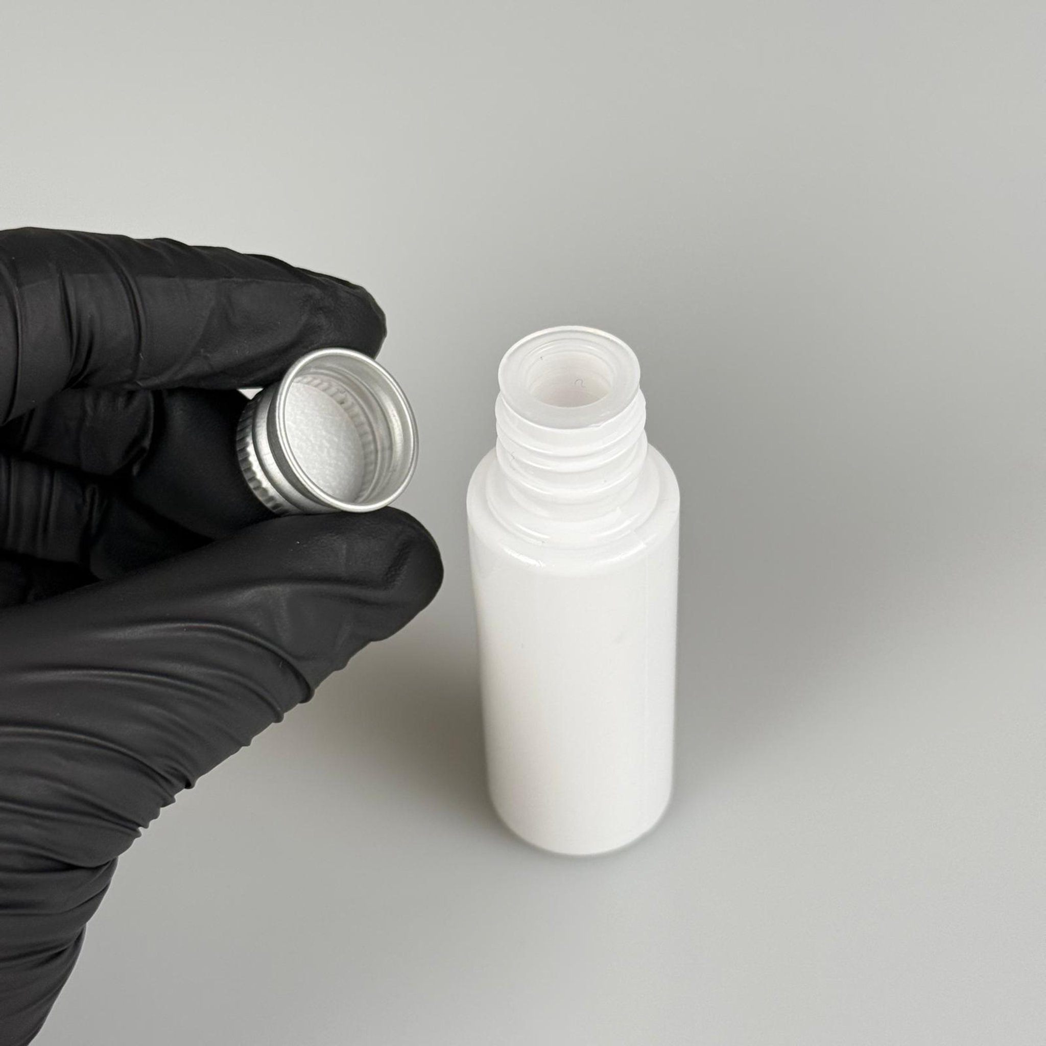30 CC BEYAZ PET SHOT ŞİŞE - KÖPÜK CONTALI GÜMÜŞ ALÜMİNYUM METAL KAPAKLI + KÖR TIPALI TAKIM - 30 ML PLASTİK ŞİŞE