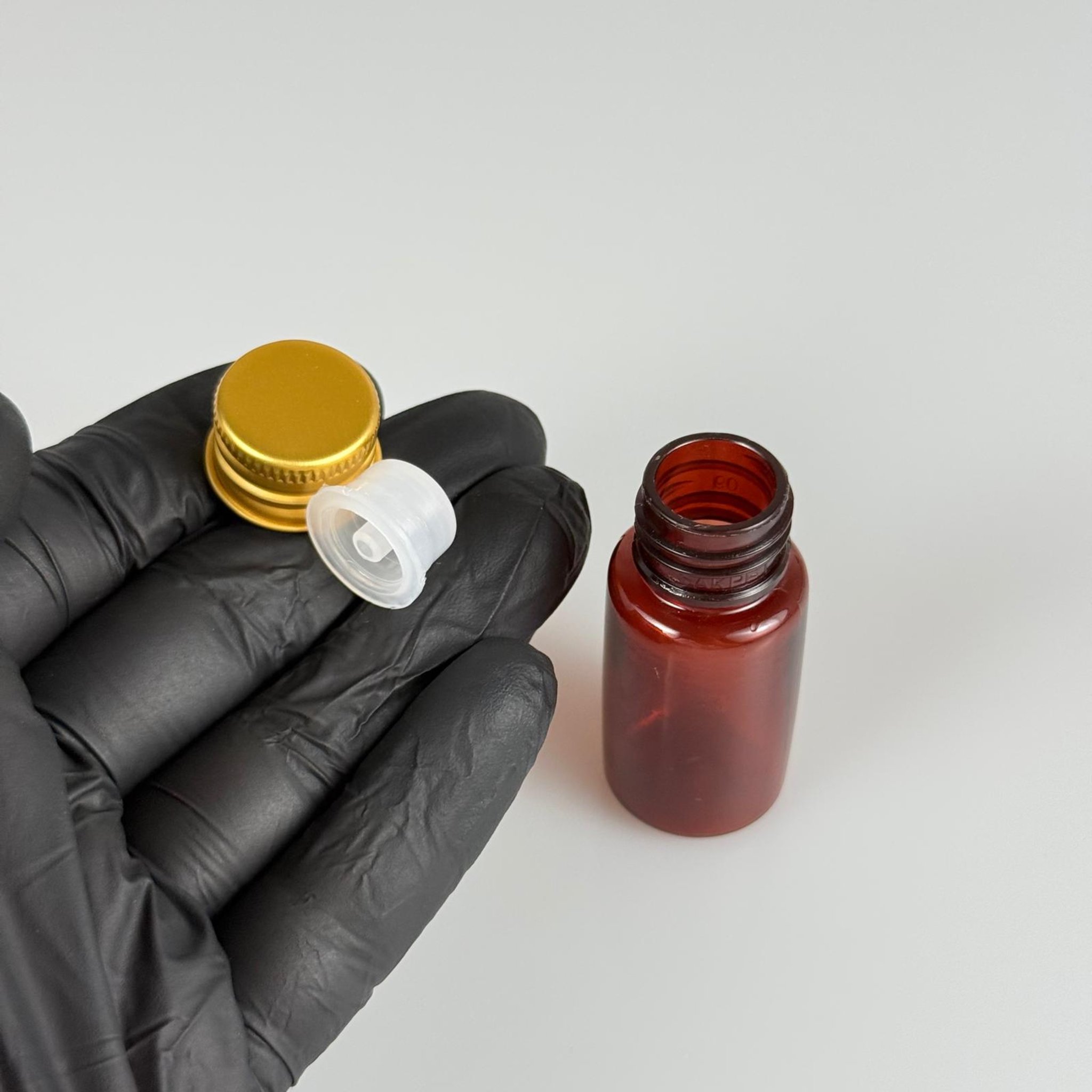 10 CC AMBER PET SHOT ŞİŞE - KÖPÜK CONTALI GOLD ALÜMİNYUM METAL KAPAKLI + DAMLALIKLI KOLONYA TIPALI TAKIM - 10 ML KAHVERENGİ PLASTİK ŞİŞE