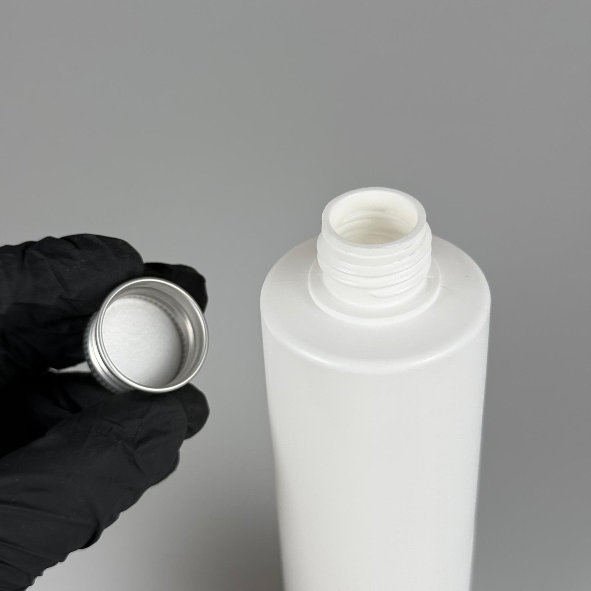 200 CC (SİLME 250 CC) BEYAZ SİLİNDİR MODEL MAT SERT POLİETİLEN ASETON ŞİŞESİ (24 AĞIZ) + KÖPÜK CONTALI GÜMÜŞ METAL ALÜMİNYUM KAPAKLI TAKIM - 200 ML KAPAKLI BEYAZ PLASTİK ŞİŞELER