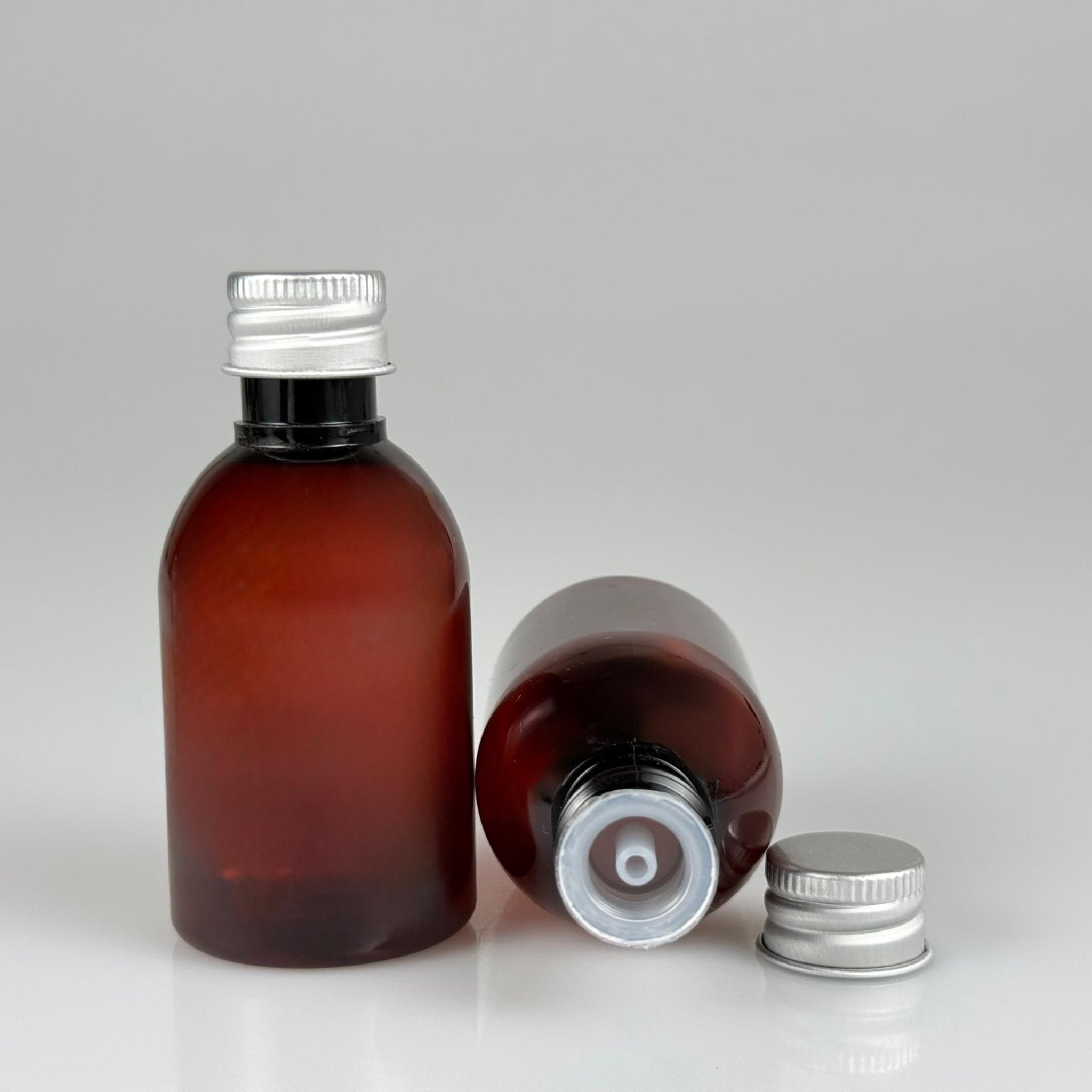 50  CC AMBER PET ŞİŞE + KÖPÜK CONTALI GÜMÜŞ ALÜMİNYUM METAL KAPAKLI + DAMLALIKLI KOLONYA TIPALI TAKIM - 50 ML KAHVERENGİ PLASTİK ŞİŞE