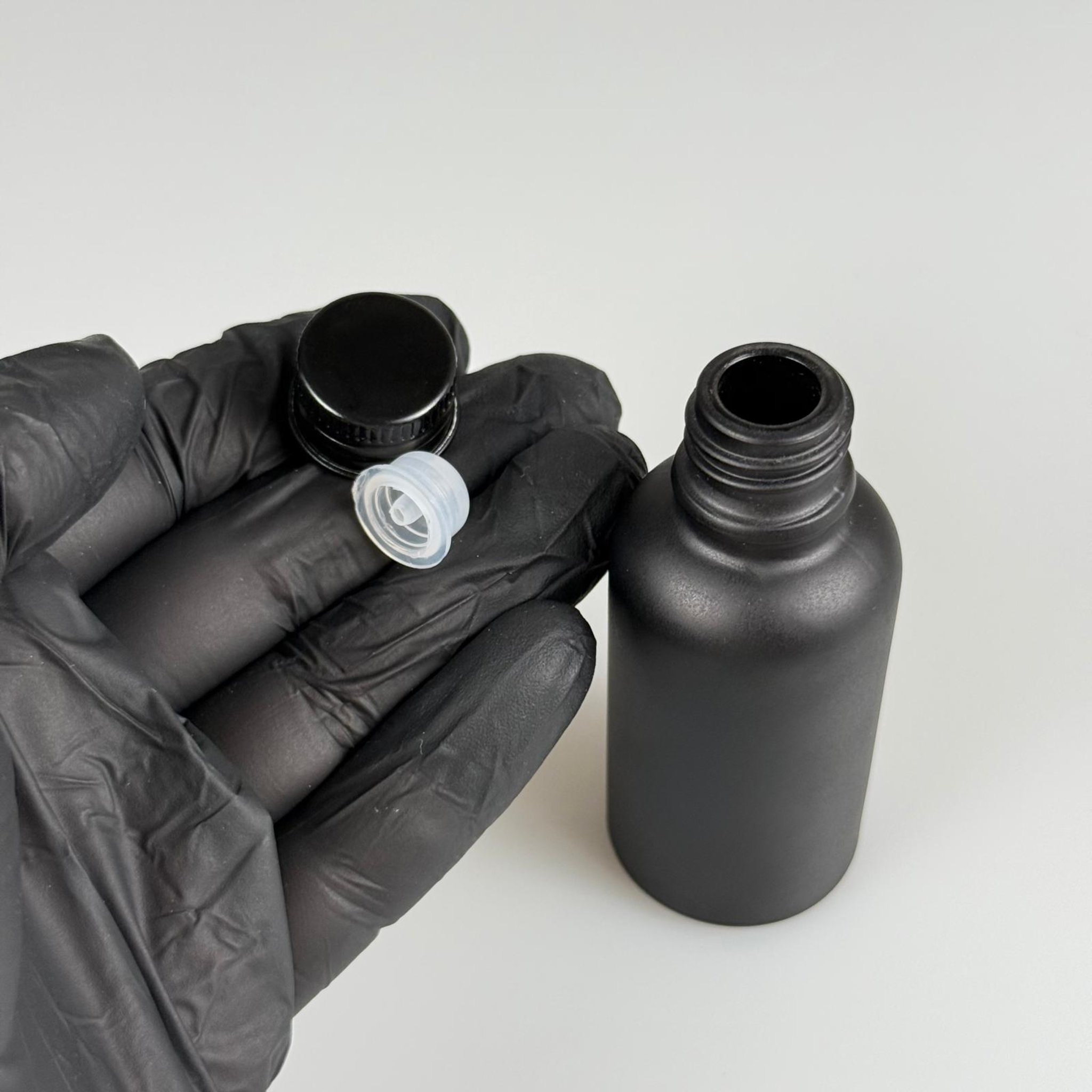 30 CC MAT SİYAH CAM ŞİŞE + KÖPÜK CONTALI SİYAH ALÜMİNYUM METAL KAPAKLI + DAMLALIKLI KOLONYA TIPALI TAKIM - 50 ML MAT SİYAH CAM ŞİŞE