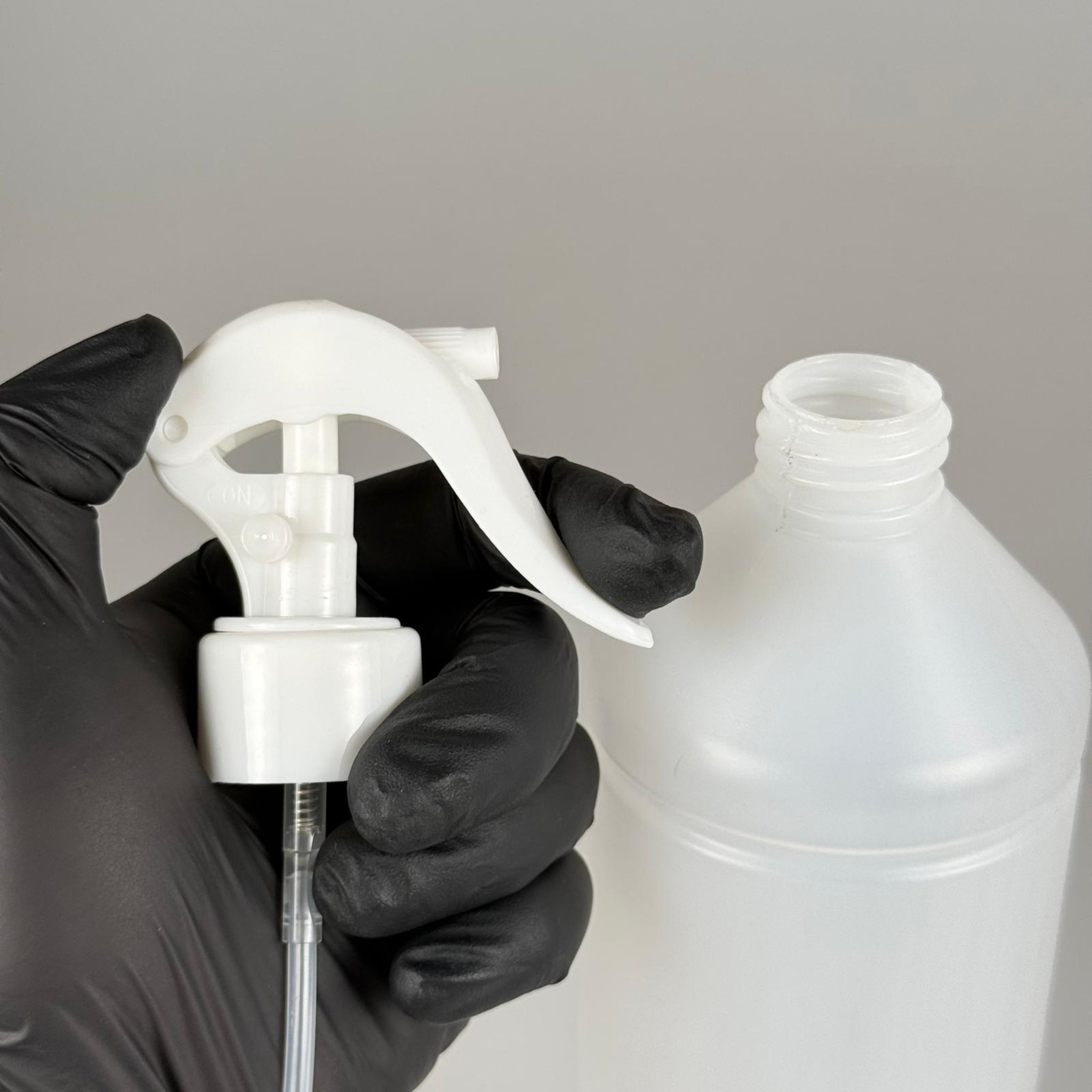 1000 CC TİNER ŞİŞESİ - BEYAZ TRİGER TETİK SPREYLİ (DUMAN PÜSKÜRTÜR) - 1000 ML KİMYASALA DAYANIKLI PLASTİK ŞİŞE - 1 LT POLİETİLEN ŞİŞE - UZUN