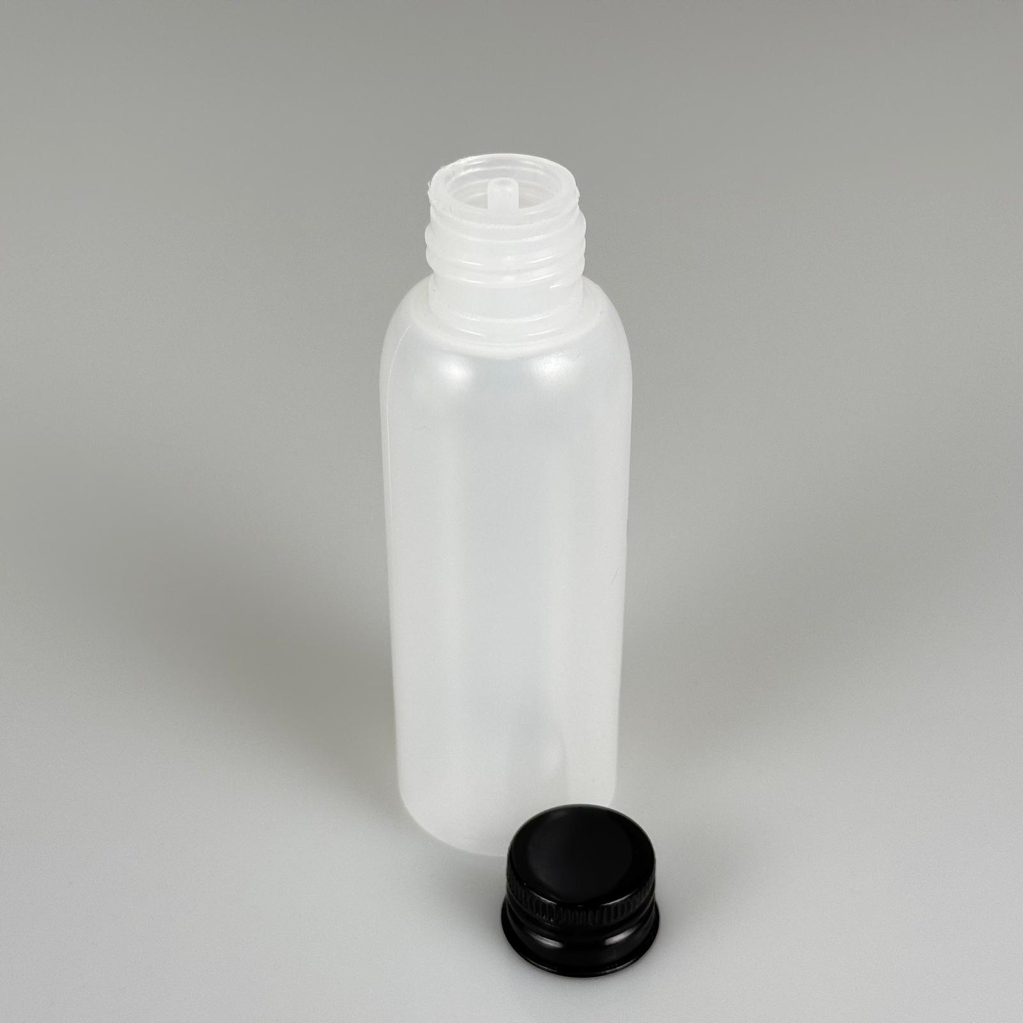 100 ML SIKILABİLİR YUMUŞAK PE POLİETİLEN PLASTİK ASETON ŞİŞESİ ( 24 AĞIZ ) + KÖPÜK CONTALI SİYAH METAL ALÜMİNYUM KAPAKLI + KOLONYA TIPALI TAKIM - 100 cc sos, yağ, kartuş, mürekkep vb için boş şişeler