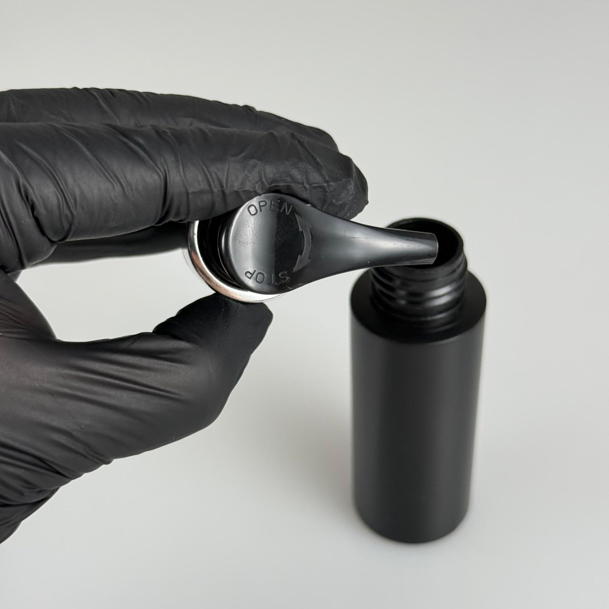 50 CC SİYAH POLİETİLEN PLASTİK ŞİŞE - GÜMÜŞ POMPALI ( ÜSTÜ SİYAH TAKIM - 50 ML POMPALI PLASTİK ŞİŞE