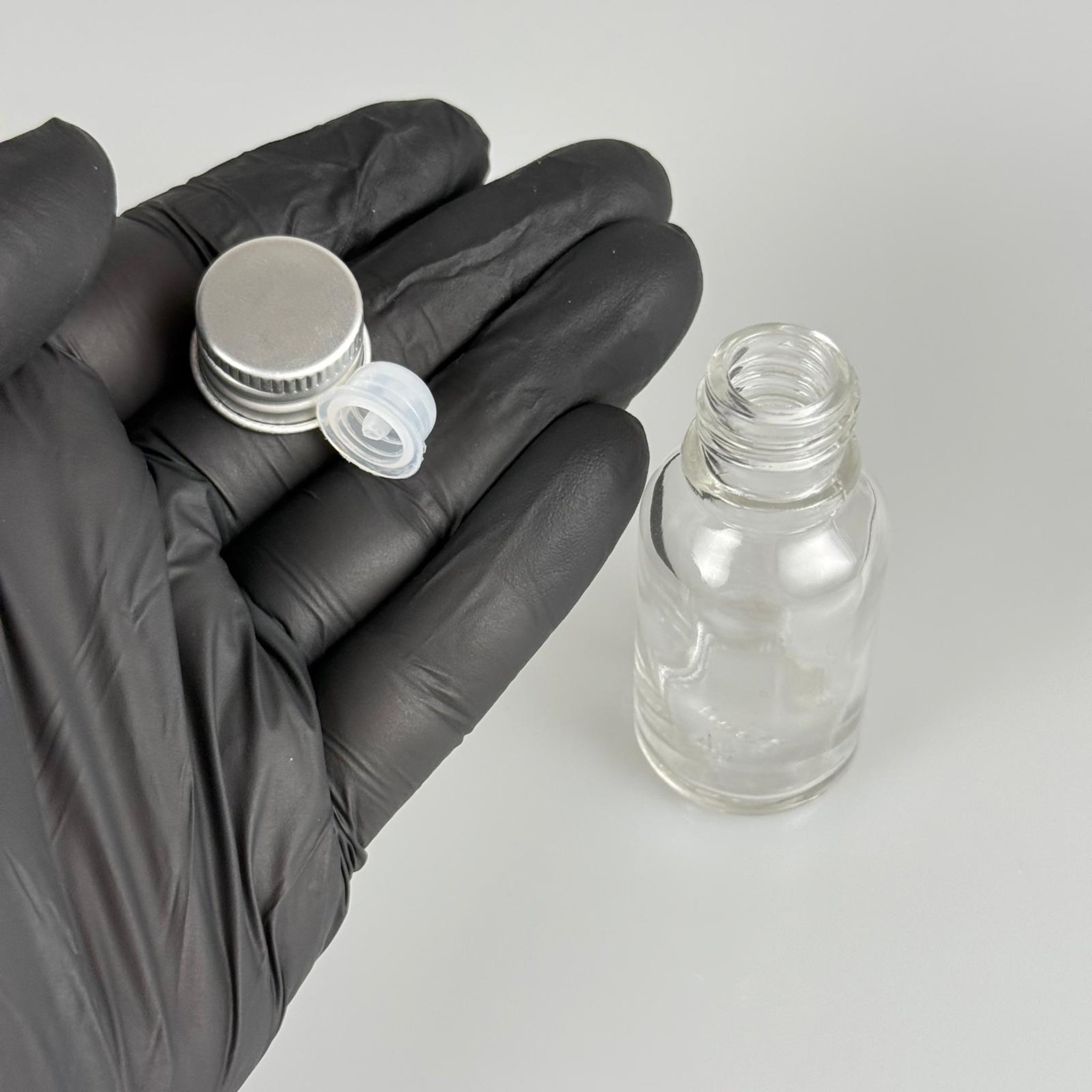 15 CC ŞEFFAF CAM ŞİŞE + KÖPÜK CONTALI GÜMÜŞ ALÜMİNYUM METAL KAPAKLI + KOLONYA TIPALI TAKIM - 15 ML ŞEFFAF CAM ŞİŞE