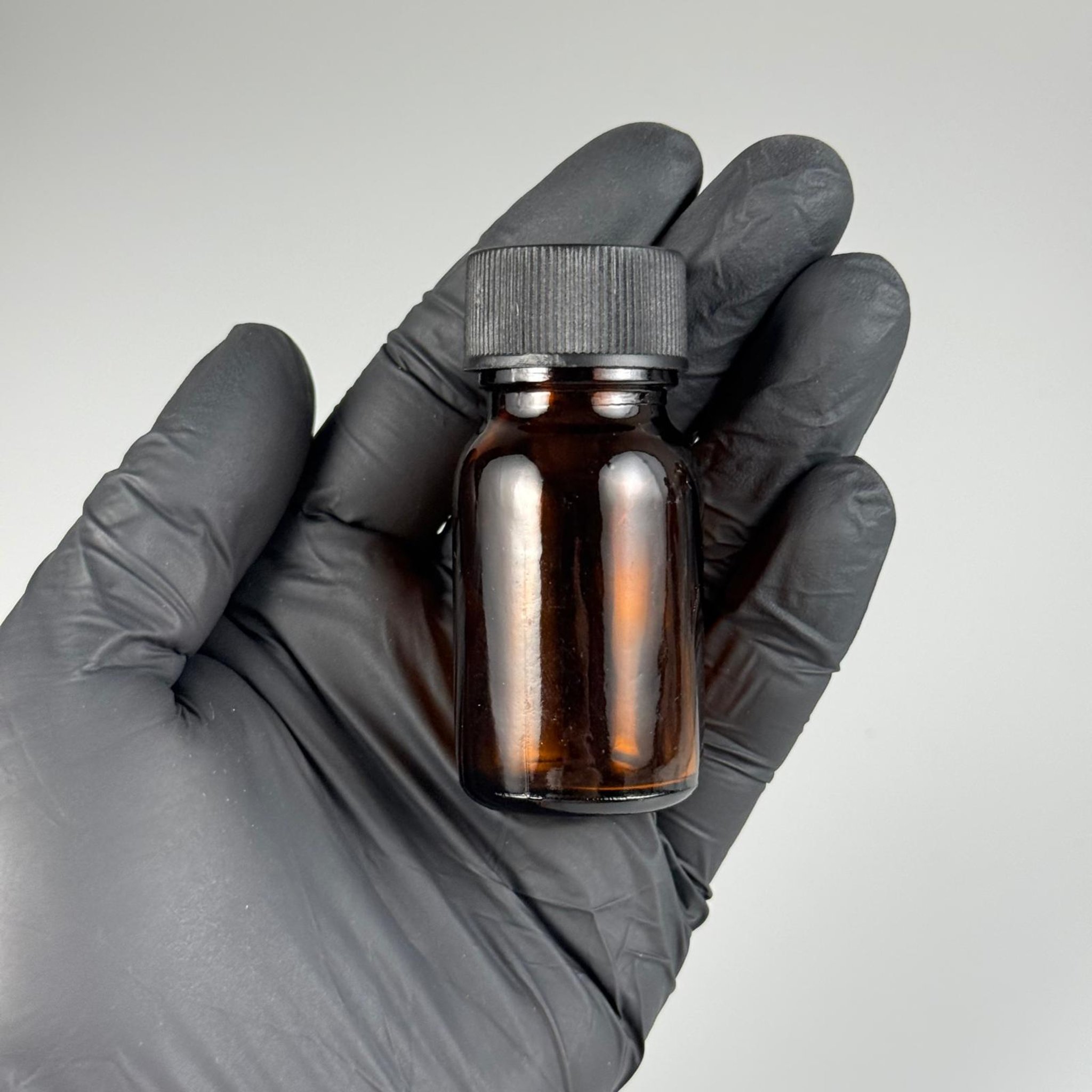 20 CC AMBER CAM ŞİŞE + SİYAH PLASTİK KAPAK + 15 ML ÖLÇEK TAKIM - 20 ML KAHVERENGİ BOŞ ŞURUP ŞİŞESİ (AĞIZ ÇAPI 25 MM) - 20 ML ECZA ŞİŞESİ