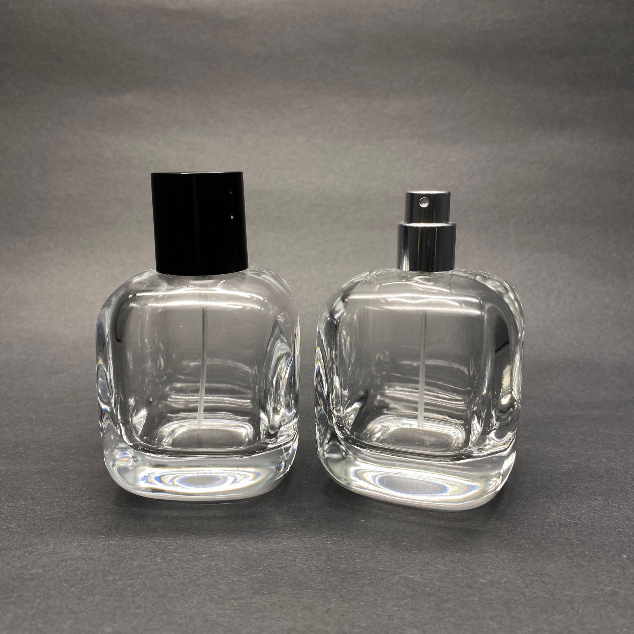 100 ML OVAL KARE MODEL CORE PARFÜM ŞİŞESİ - GÜMÜŞ METAL SPREYLİ + SİYAH KAPAKLI (AĞIZ 15 MM GEÇME KOLAY KAPAMA)