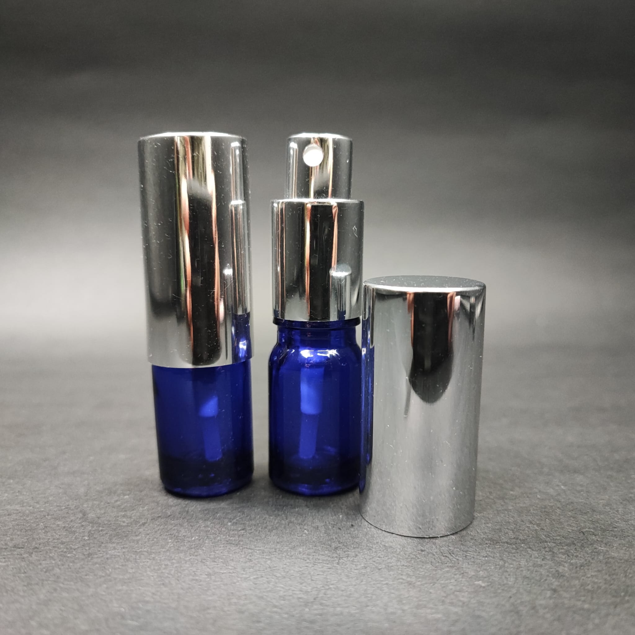 5 ML LÜKS VİDALI VALF ÇEVİRME PARFÜM ŞİŞELERİ - 5 CC MAVİ CAM ŞİŞE - GÜMÜŞ METAL SPREYLİ KAPAKLI SET