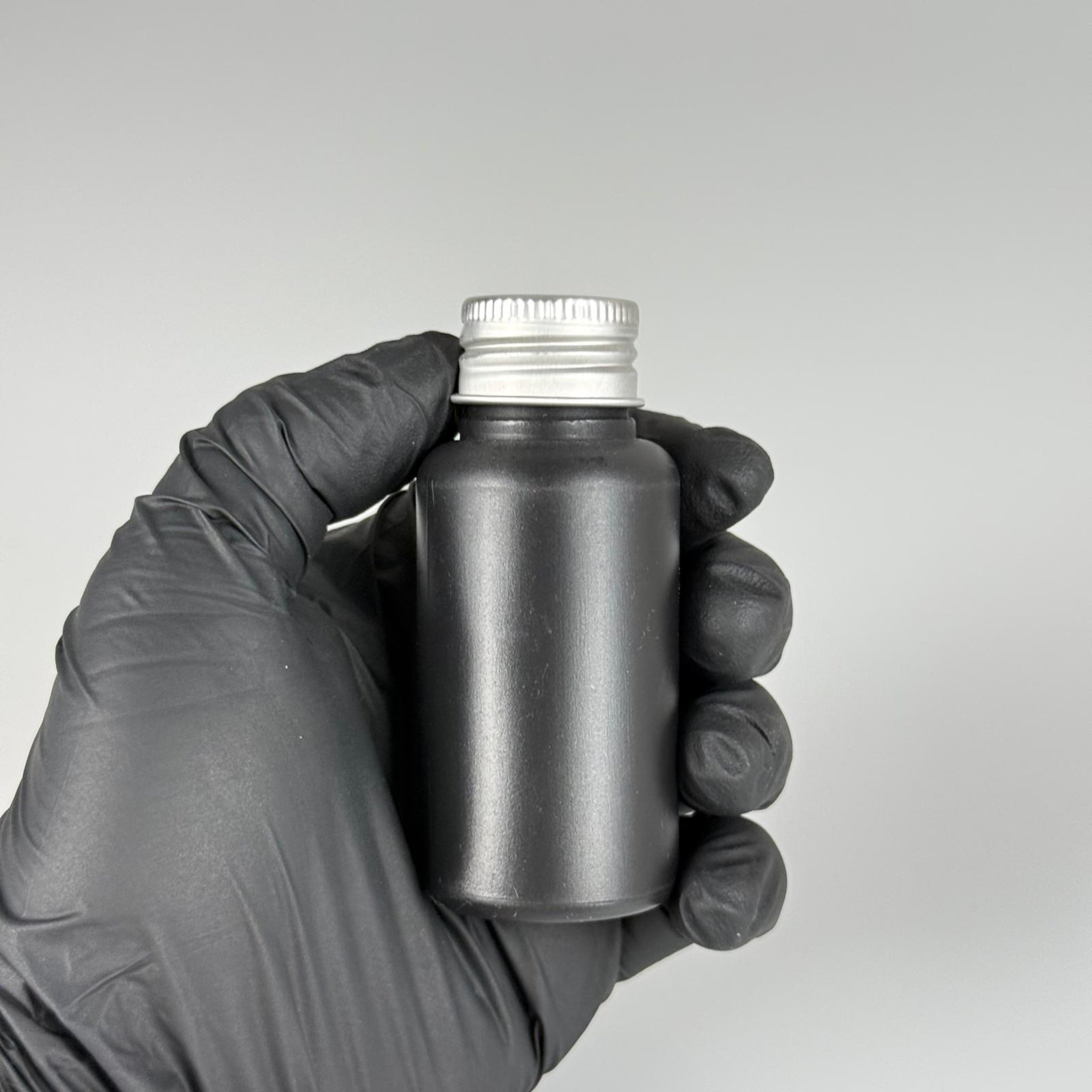 50 CC SİYAH POLİETİLEN PLASTİK ASETON ŞİŞESİ ( 24 AĞIZ ) + KÖPÜK CONTALI GÜMÜŞ METAL ALÜMİNYUM KAPAK + KOLONYA TIPALI TAKIM - 50 ML KAPAKLI SİYAH PLASTİK ŞİŞELER
